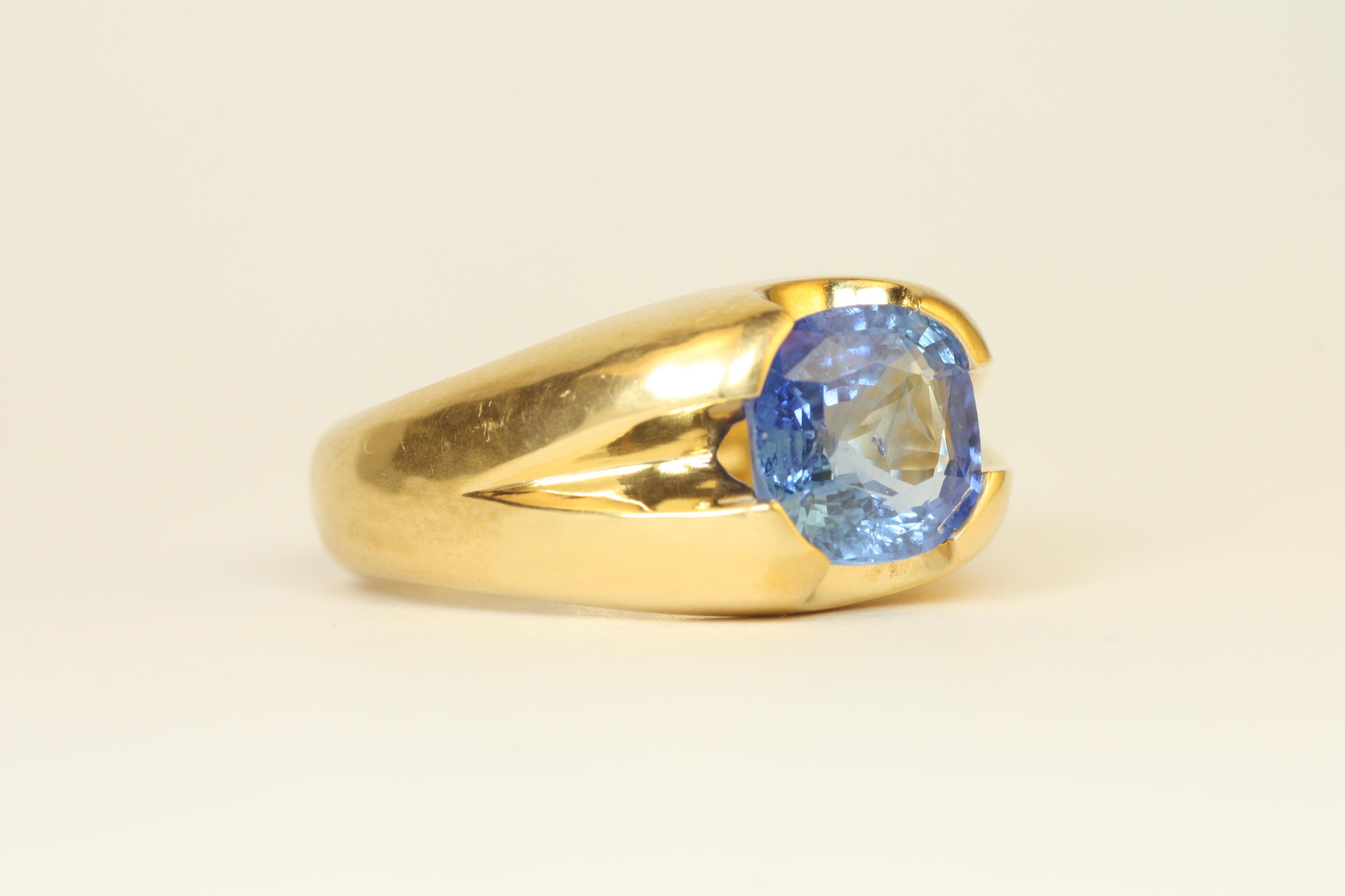 Oval Cut 3.38 Carat Ceylon Blue Sapphire 22K Gold Oval Solitaire Split-Shank Ring For Sale
