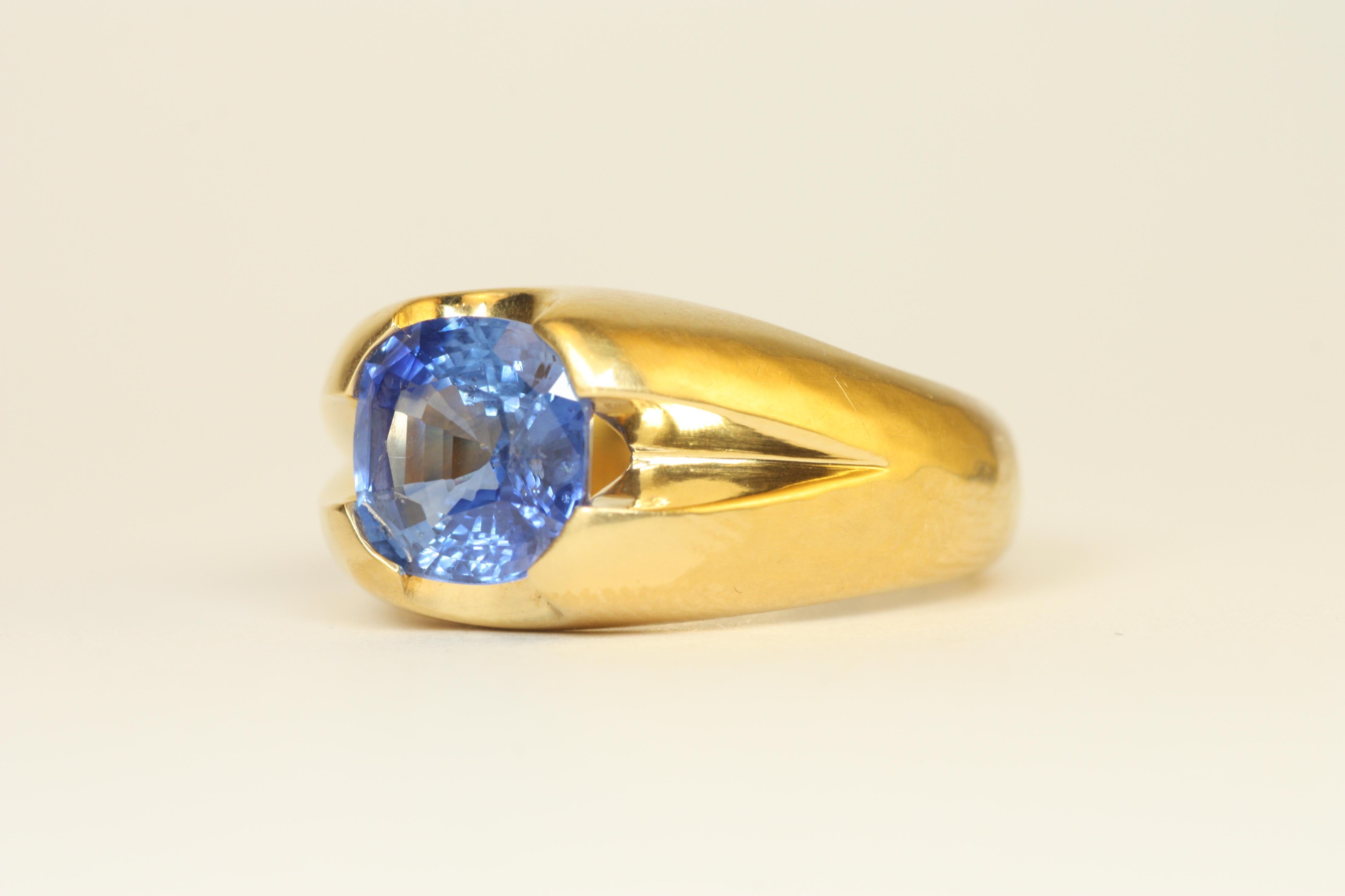 3.38 Carat Ceylon Blue Sapphire 22K Gold Oval Solitaire Split-Shank Ring In New Condition For Sale In Santa Monica, CA