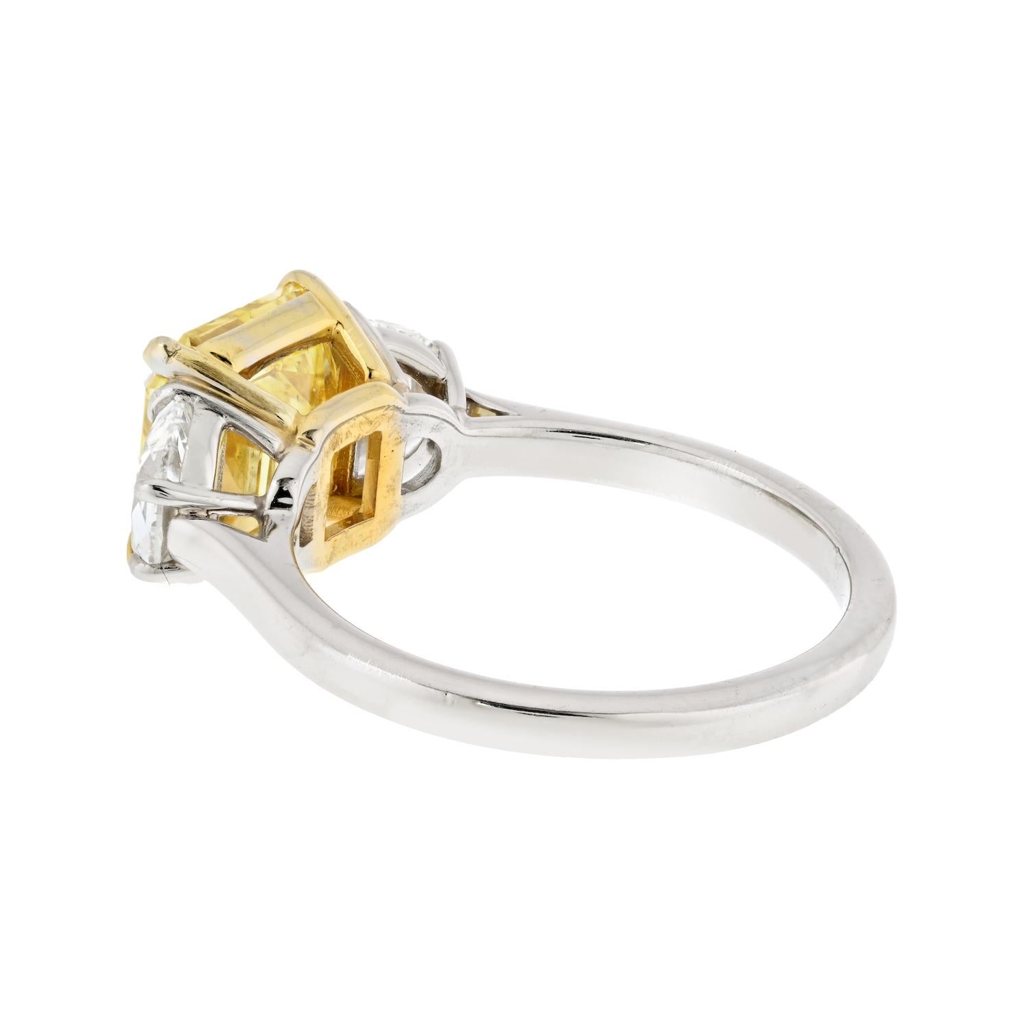 Taille Asscher Bague de fiançailles à trois pierres de 3,38 carats, de couleur jaune Vivid Diamonds, taille Asscher en vente