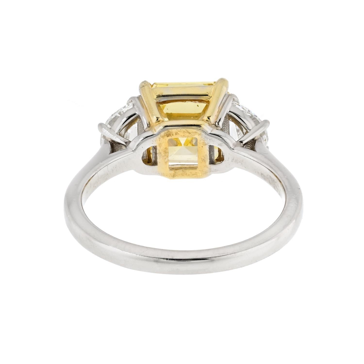 Bague de fiançailles à trois pierres de 3,38 carats, de couleur jaune Vivid Diamonds, taille Asscher Neuf - En vente à New York, NY