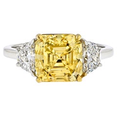 3,38-Karat Fancy Vivid Yellow Asscher Cut Drei Stein Diamant Verlobungsring