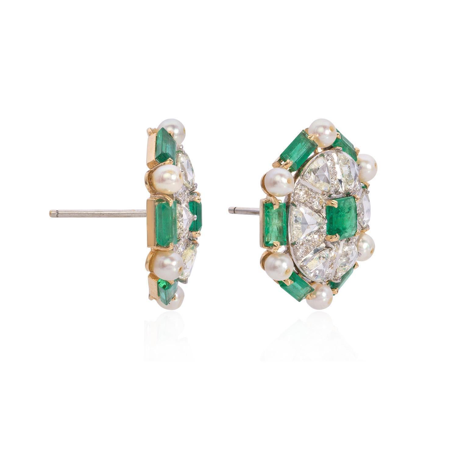Laissez-vous séduire par l'allure intemporelle de nos boucles d'oreilles en perles et émeraudes, un mélange étonnant de sophistication et de beauté naturelle. Chaque boucle d'oreille est ornée d'une perle lumineuse de taille ronde d'un poids total