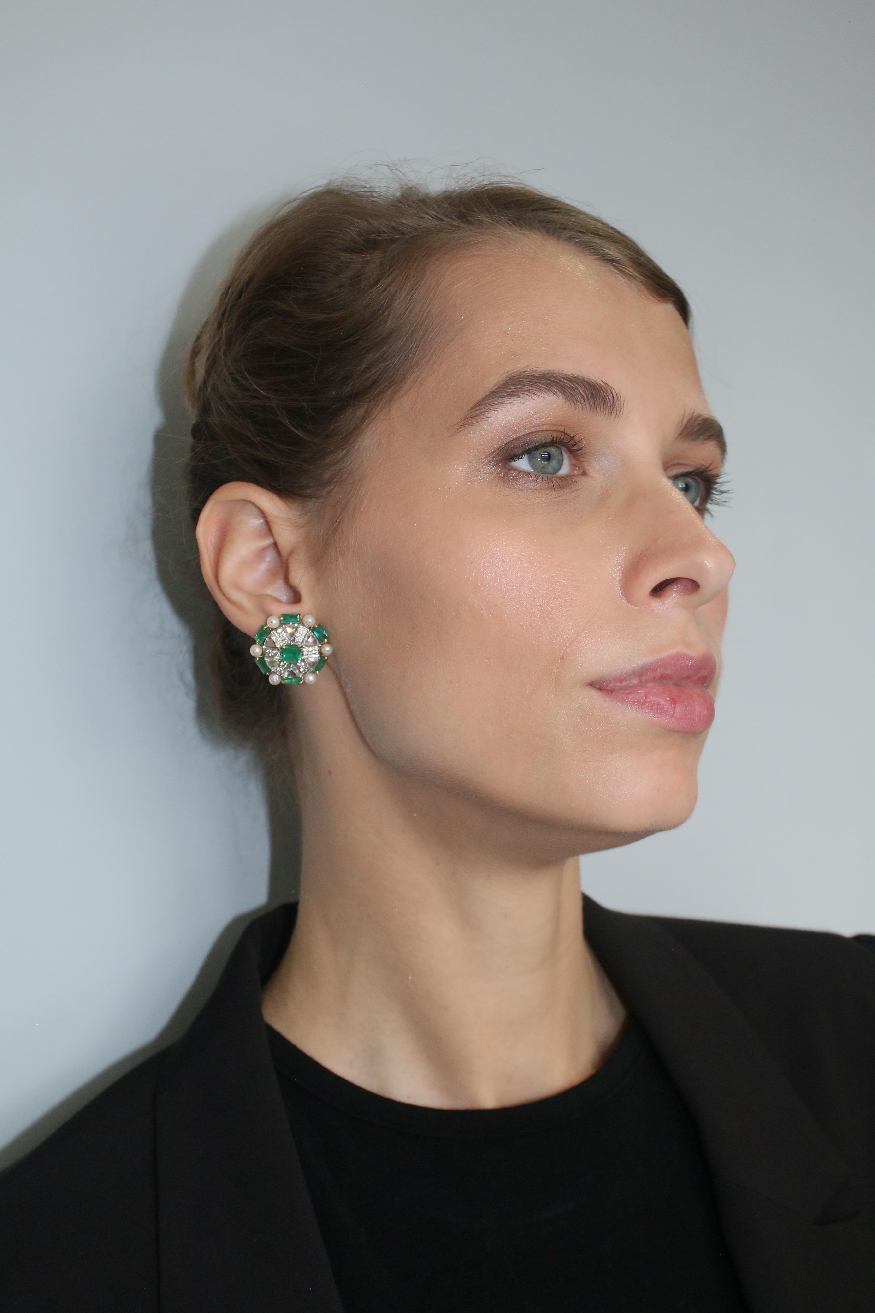 Boucle d'oreille perle 3,38 carats et émeraude 5,95 carats en vente 3