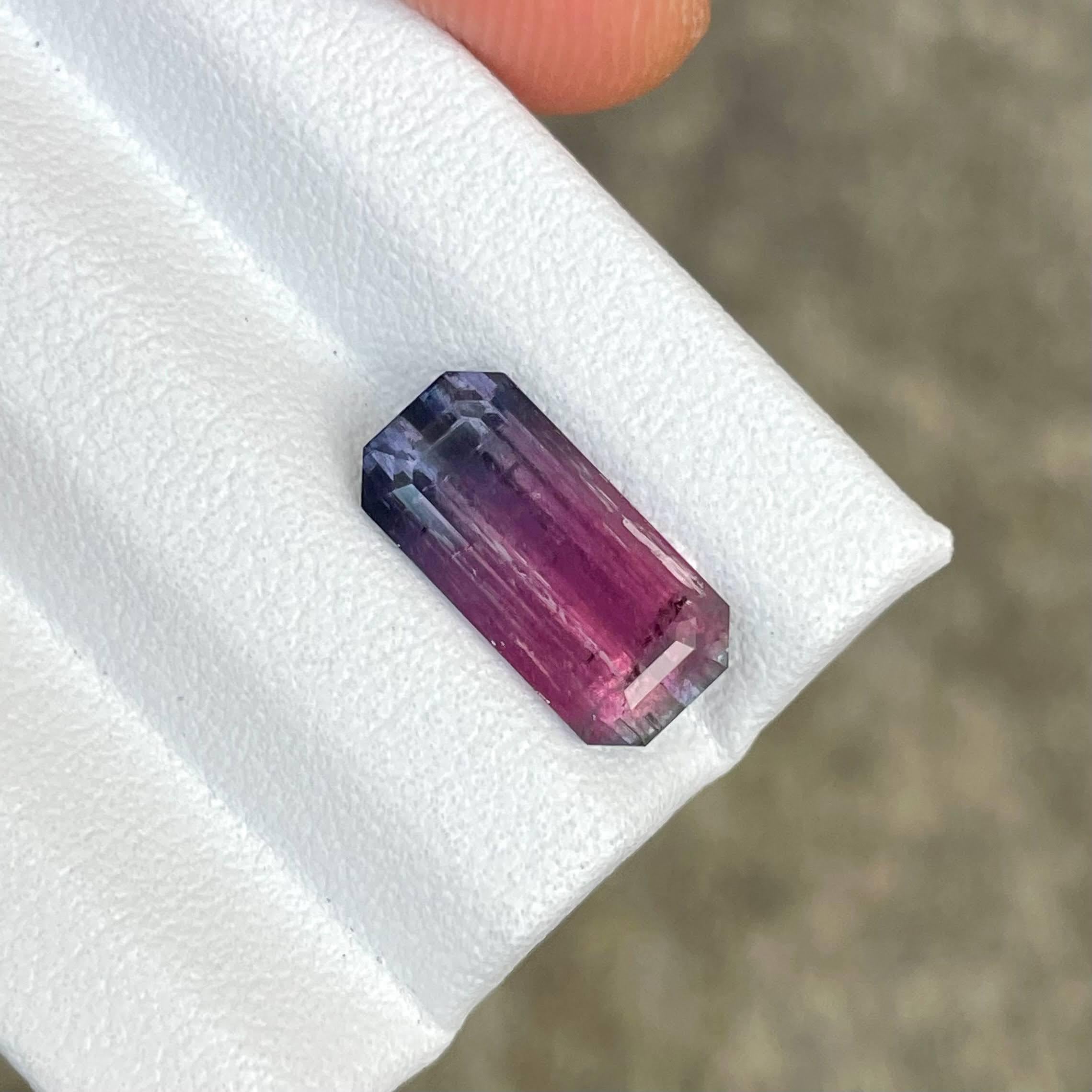 Gewicht 3,38 Karat 
Abmessungen 13,0x6,3x4,6 mm
Behandlung erhitzt 
Herkunft Afrika 
Klarheit inklusive 
Form Achteck 
Smaragd schneiden 



Der 3.38 Karat schwere, zweifarbige blaue Turmalinstein hat einen faszinierenden Baguetteschliff, der aus