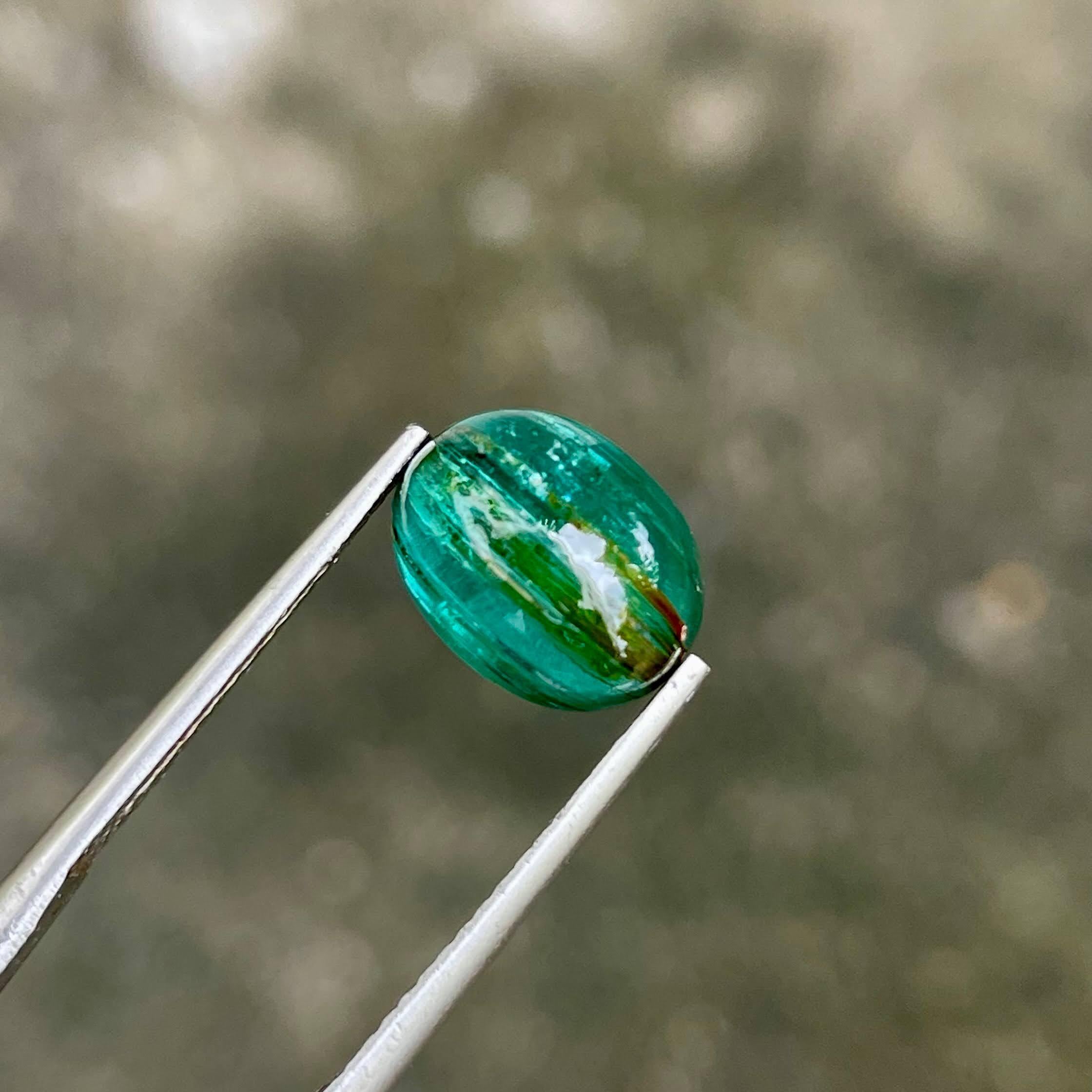Peso 3,38 quilates 
Dimensiones 10,3x8,1x5,15 mm 
Tratamiento ninguno 
Origen Tanzania 
Claridad incluida 
Forma ovalada 
Cabujón tallado 



Experimenta el encanto de nuestra Turmalina Laguna de 3,38 quilates, una gema fascinante procedente del