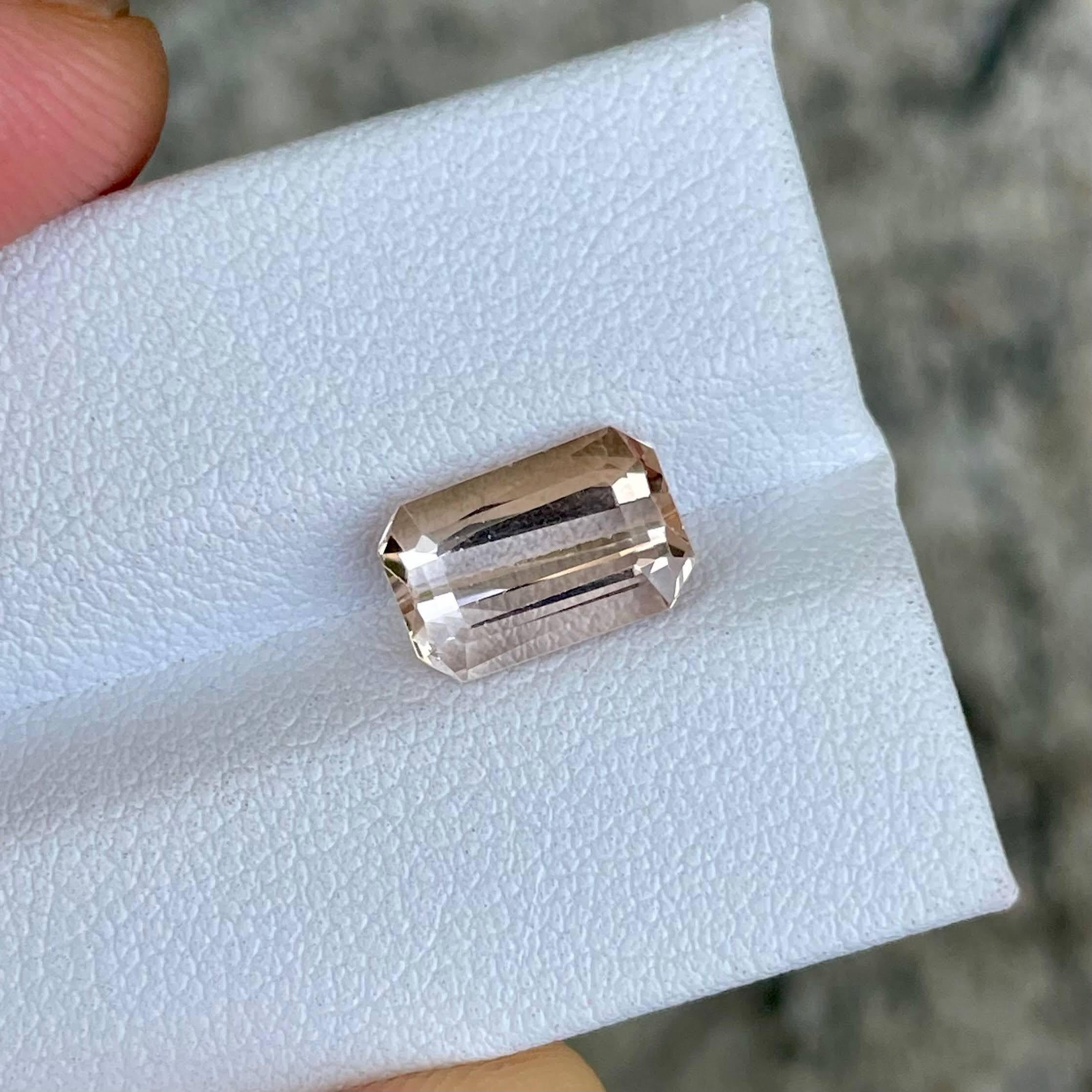 Gewicht 3,38 Karat 
Abmessungen 10,3x6,7x5,0 mm 
Behandlung keine 
Herkunft Pakistan 
Klarheit VVS 
Form Achteck 
Smaragd schneiden 


Dieser exquisite 3,38 Karat schwere Pfirsichtopas-Edelstein aus den reichen geologischen Landschaften Pakistans