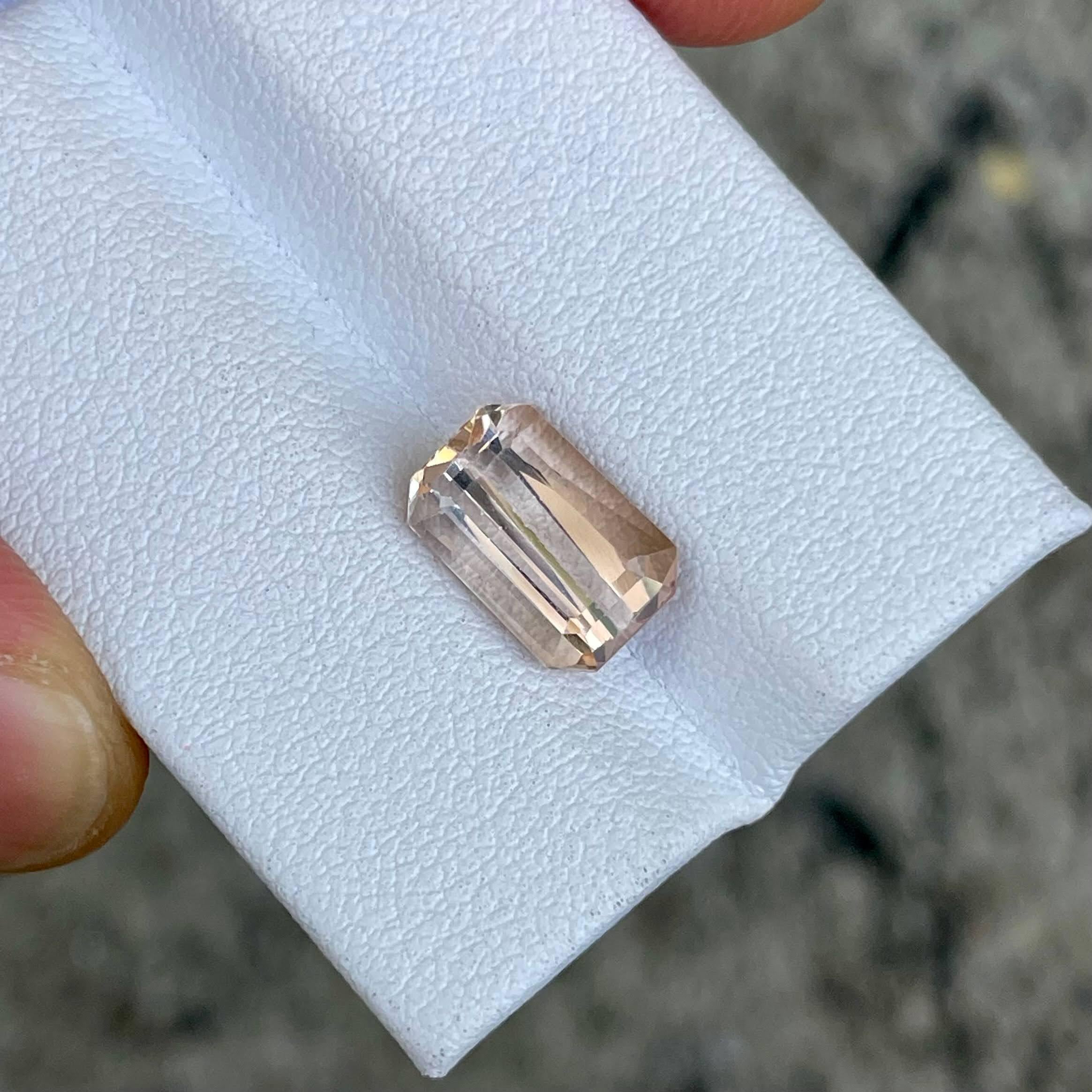 3,38 Karat Pfirsichtopas Stein Smaragdschliff Natürlicher Pakistanischer Edelstein im Angebot 1