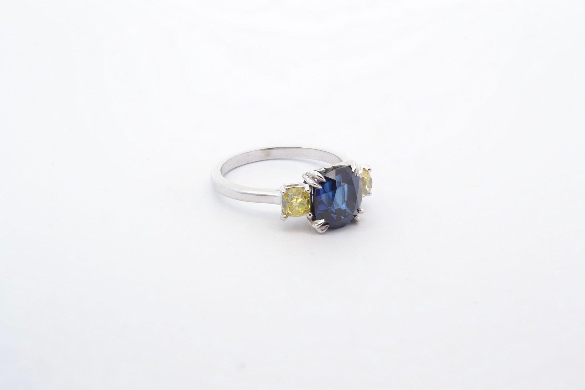 Cushion Cut 3.38 carats Sapphire and yellow diamonds ring For Sale