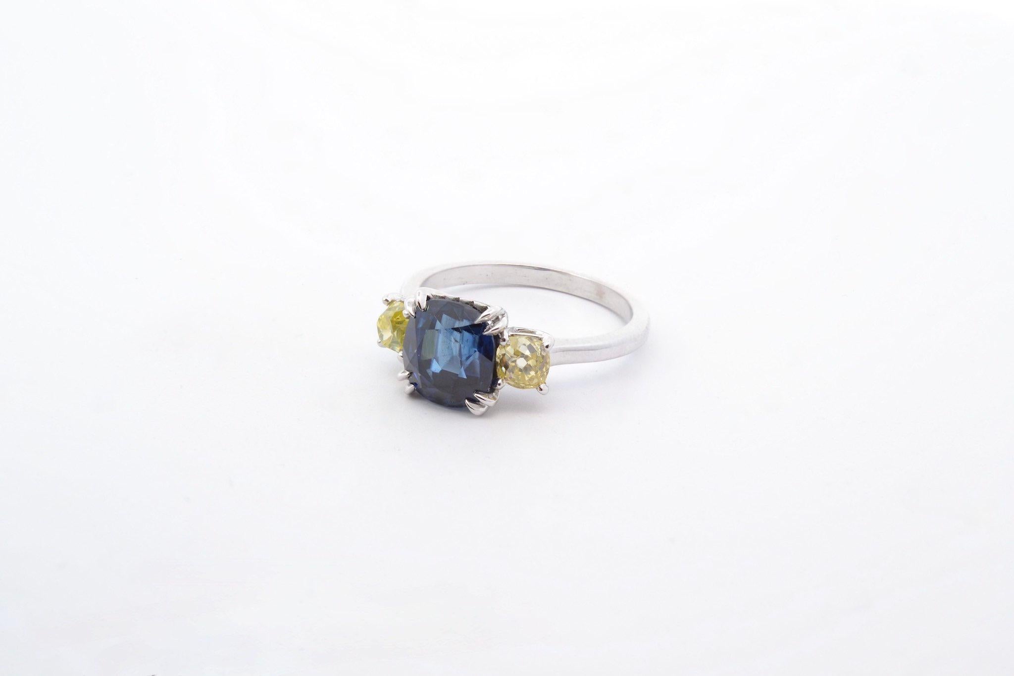 3.38 carats Sapphire and yellow diamonds ring In Good Condition For Sale In PARIS, FR