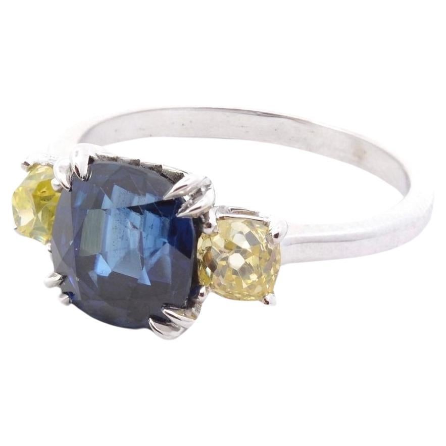 3.38 carats Sapphire and yellow diamonds ring For Sale
