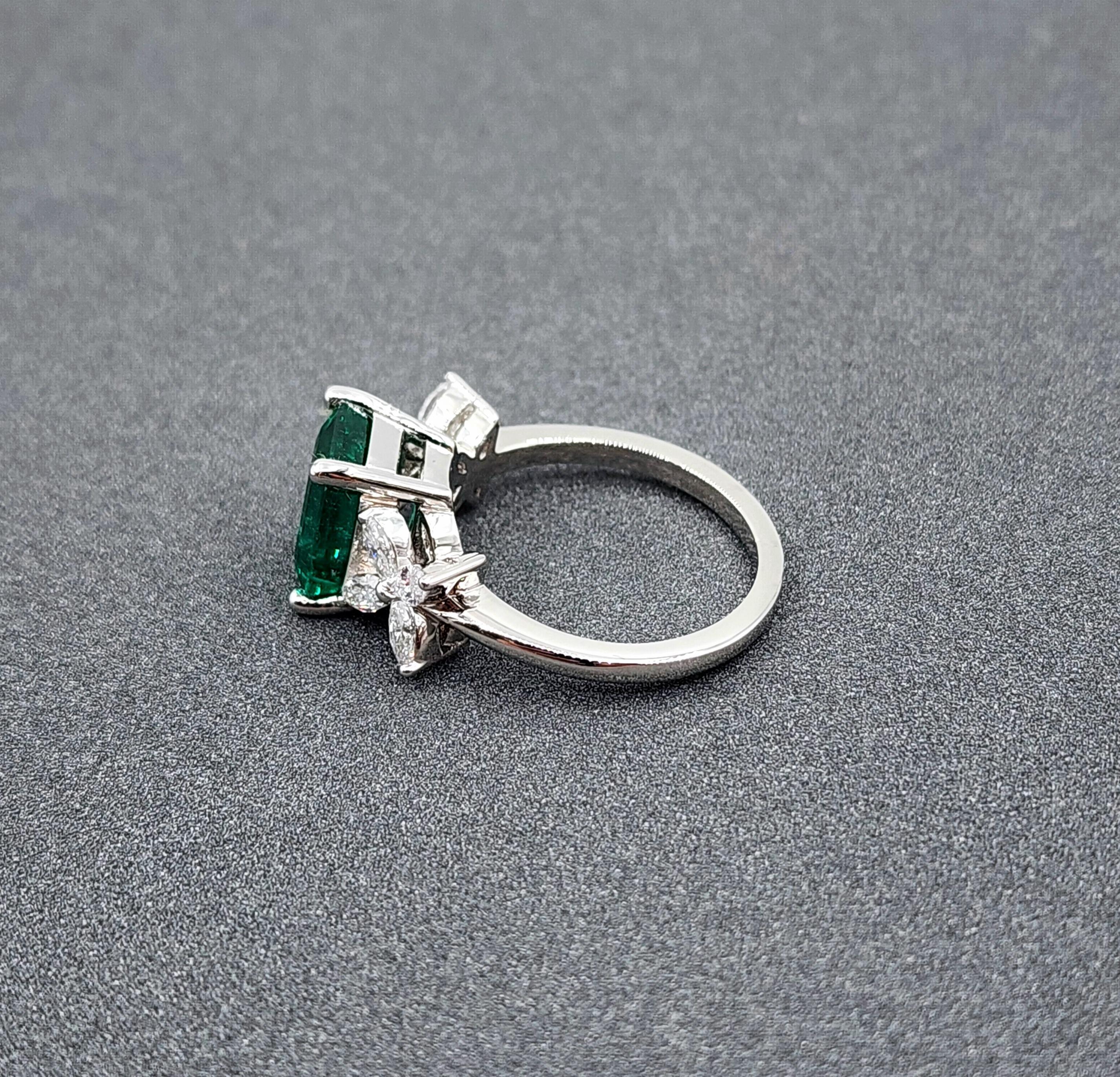 Women's or Men's 3.38 ct GIA Certified Zambian Emerald & Diamond Ring For Sale