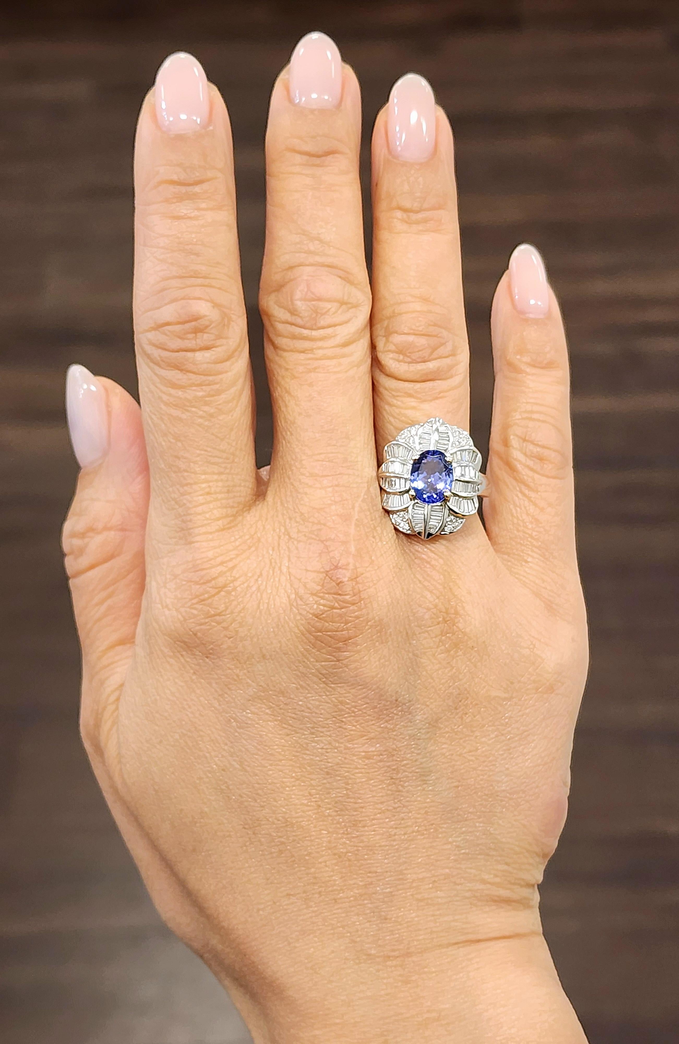 Dieser atemberaubende Ring zeigt einen wunderschönen ovalen Tansanit von 1,64 Karat in einer auffallend blauen Farbe, umgeben von funkelnden Diamanten. Die Diamanten weisen eine Farbe von G/H und eine Reinheit von SI auf. Der Ring ist aus