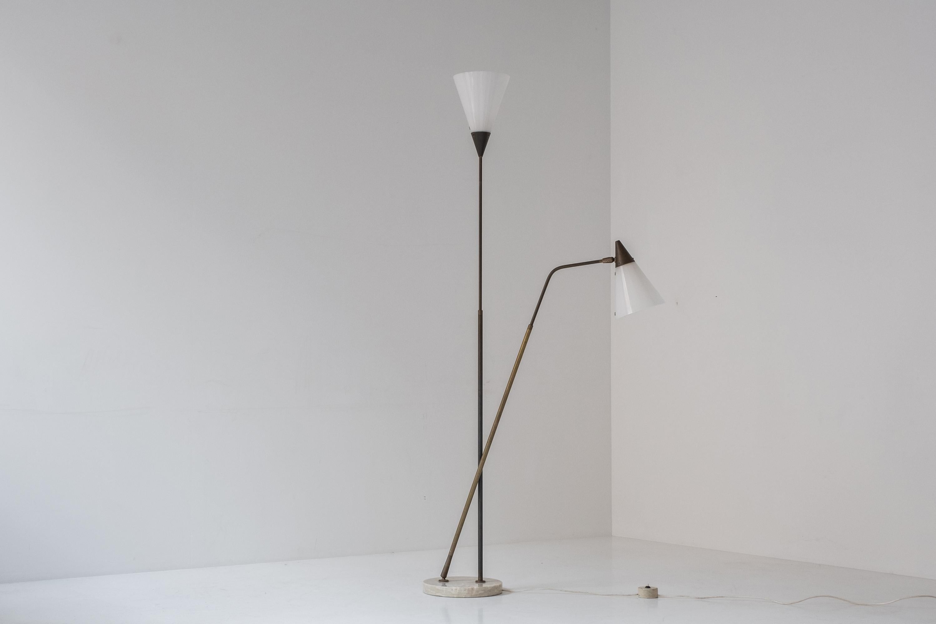 339-2 PX floor lamp by Angelo and Giuseppe Ostuni for Oluce, Italy 1952 In Good Condition For Sale In Antwerp, BE