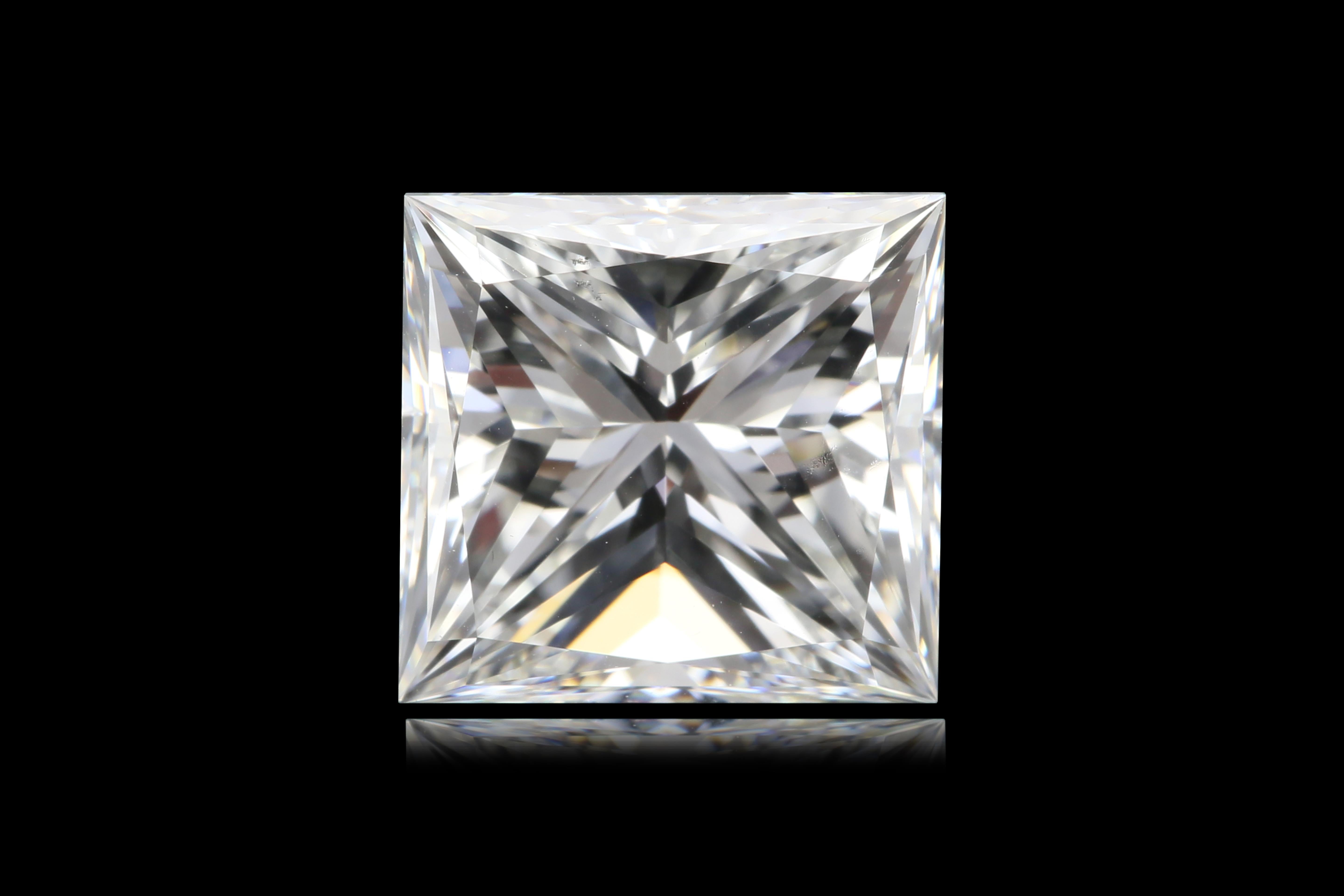Este sorprendente diamante talla princesa de 3,39 quilates es un notable ejemplo de elegancia contemporánea y artesanía de precisión. Calificada por el GIA como de color F y claridad VS2, ofrece un brillo excepcional y una transparencia casi