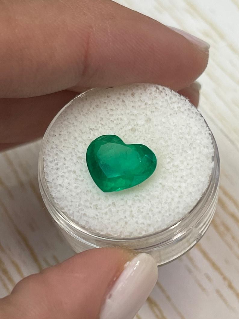 3,39 Karat kolumbianischer Smaragd im Herzschliff  Tiefgrüner loser natürlicher Edelstein im Zustand „Neu“ im Angebot in Jupiter, FL
