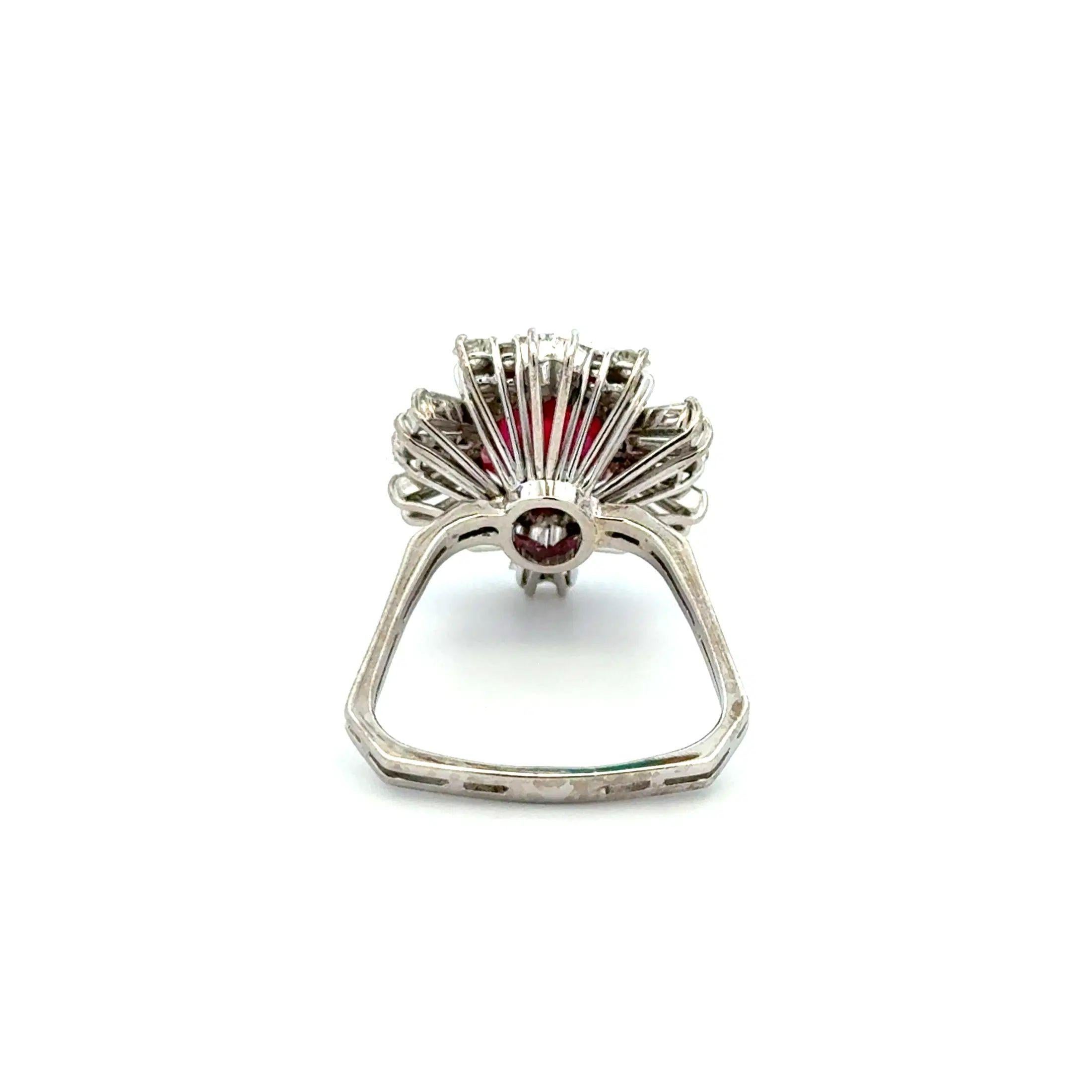 3.39 Carat Thai Ruby GIA and Diamond Platinum Vintage Statement Ring In Excellent Condition For Sale In Montreal, QC