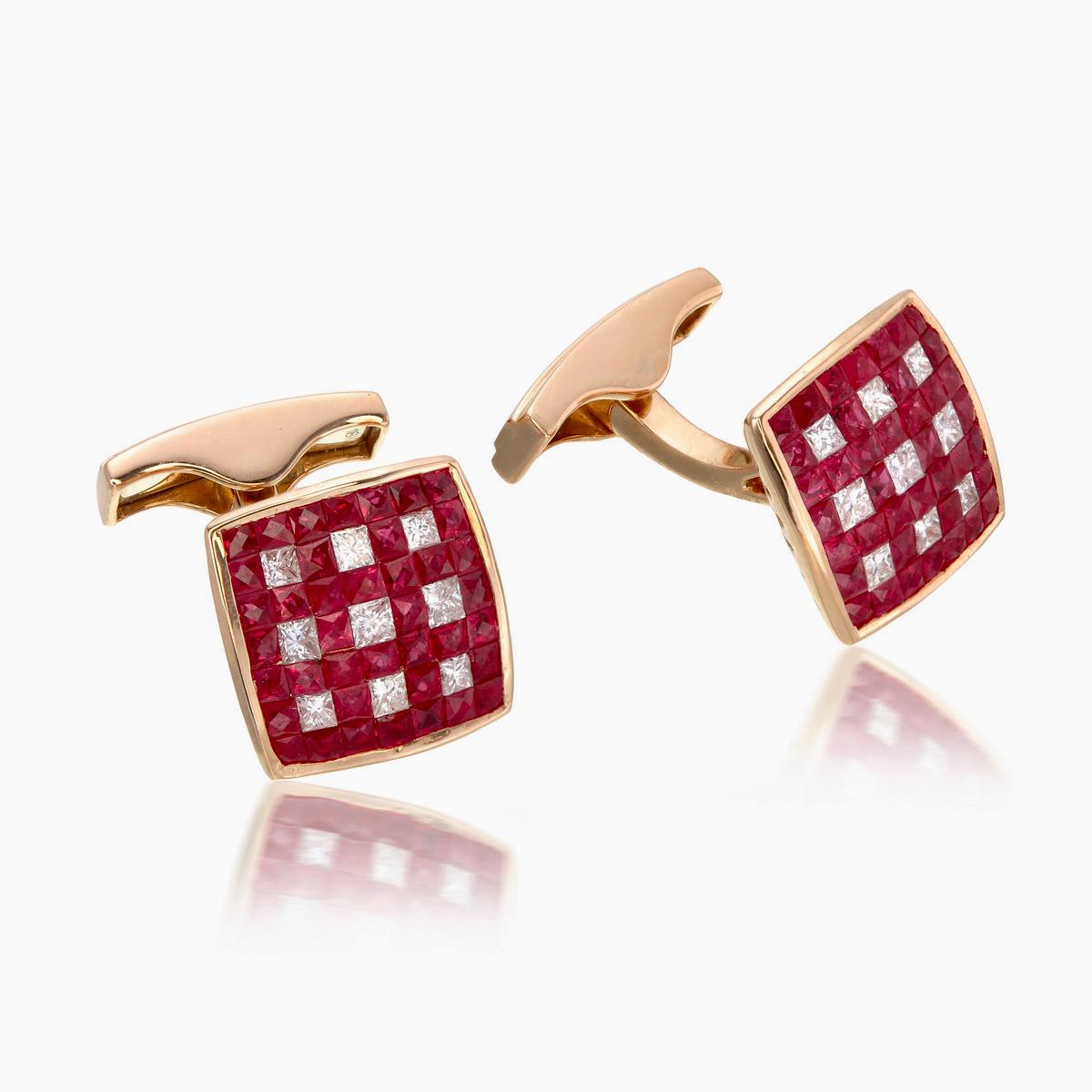Diese Ohrringe sind mit Rubinen im Quadratschliff von 3,39 Karat besetzt, die ihren leuchtend roten Farbton zur Geltung bringen. Ergänzt werden die Rubine durch 3,39 Karat Diamanten im Quadratschliff, die ein symmetrisches Design bilden. Die aus 18