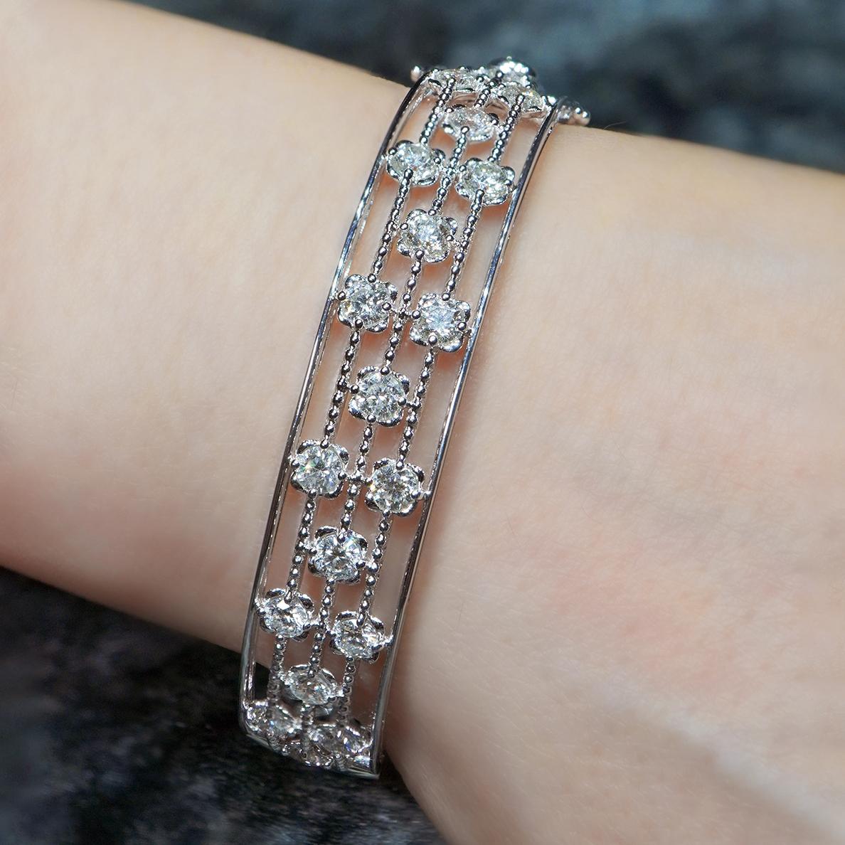 3,39 Karat Weißer Diamant F Farbe VS Reinheit Armband Designer Tragetasche für Damen oder Herren im Angebot