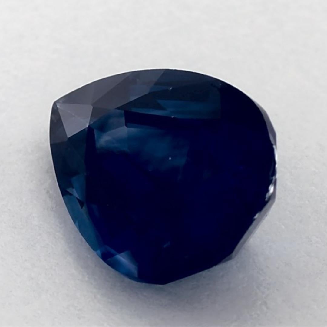 Este zafiro azul natural ofrece elegancia y sofisticación. Con su rica saturación de color y su corte preciso, es la pieza central perfecta para un anillo de compromiso o un diseño de joyería de lujo.

Este zafiro procede de Sri Lanka (Ceilán),