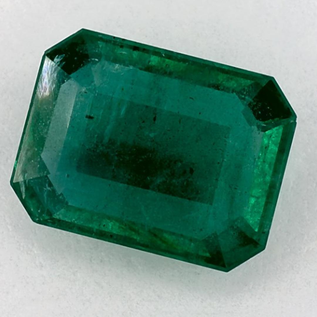 Con una vibrante tonalità di colore verde, la pietra natale di maggio è un simbolo della rinnovata crescita primaverile. 

Esplora la vivace collezione di smeraldi, rubini e zaffiri nel nostro negozio, disponibili come gemme sciolte e abbinabili
