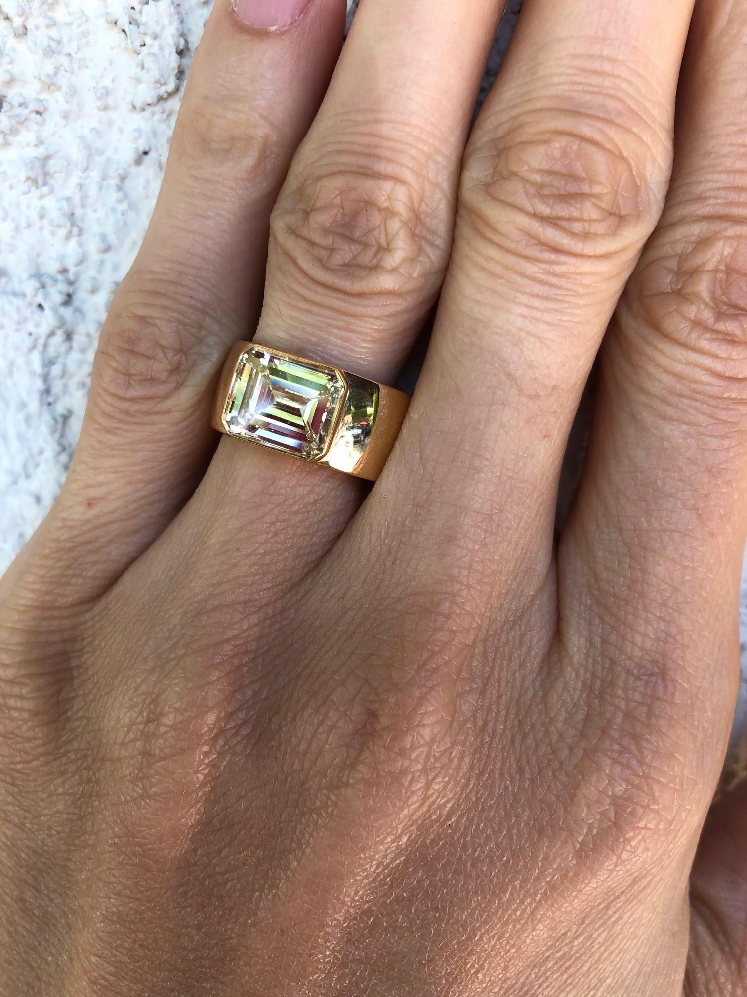 3.39ct Emerald cut diamond Band Ring  In New Condition In Los Angeles, CA