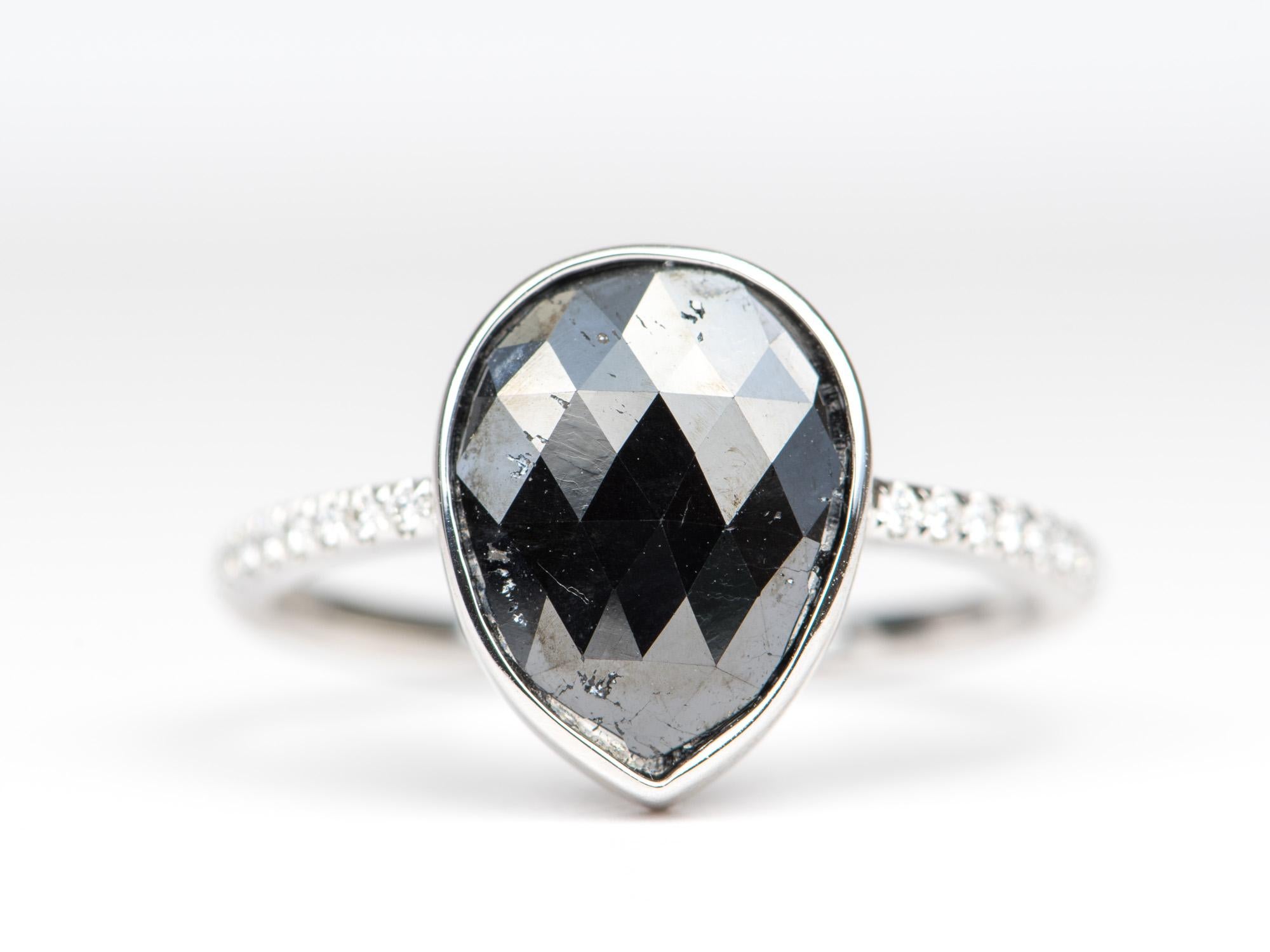 3,3 Karat schwarzer Diamant in Lünette gefasster Diamant Pave Band 14K Weißgold Ring R6258 (Tropfenschliff) im Angebot