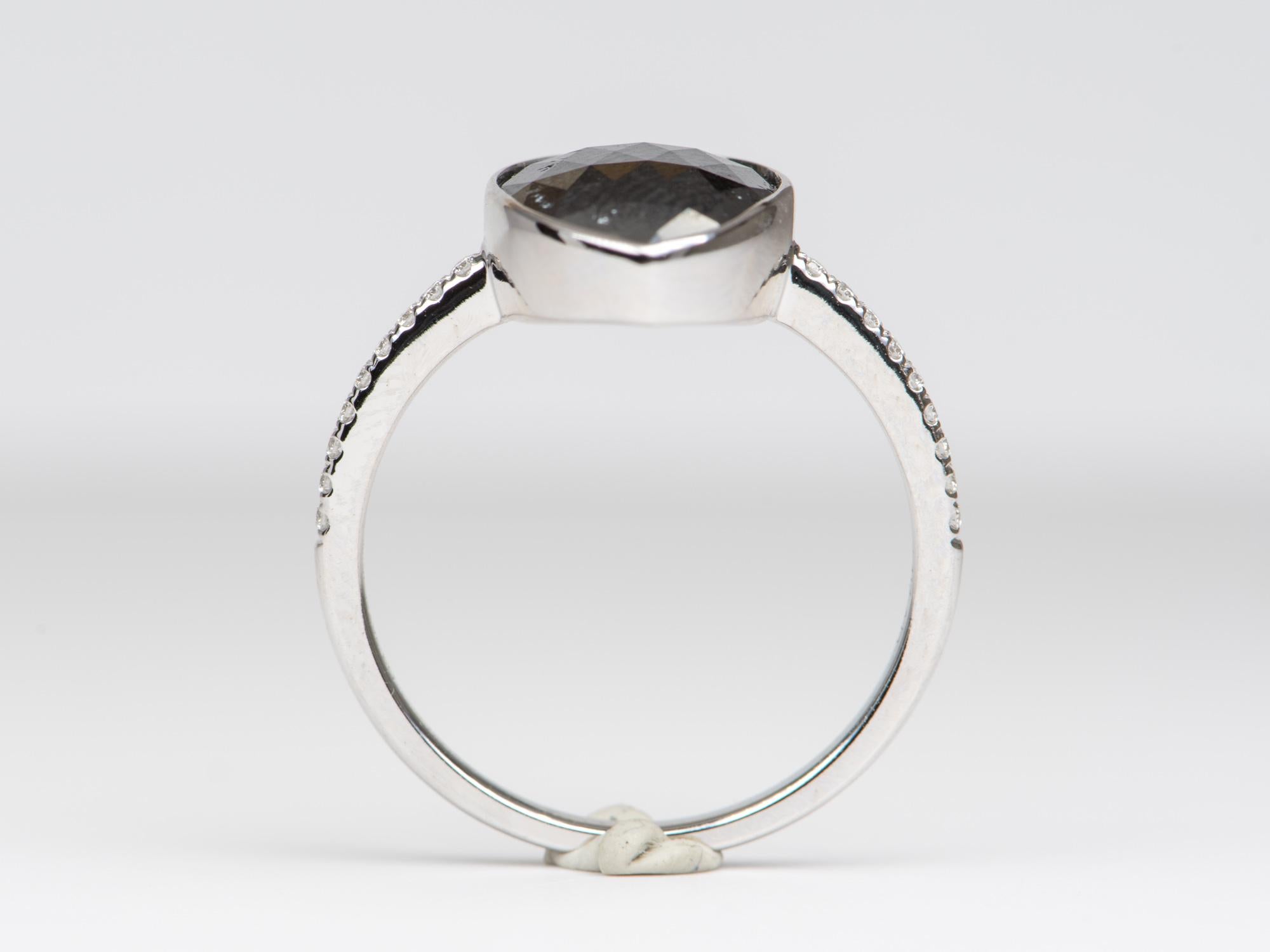 3,3 Karat schwarzer Diamant in Lünette gefasster Diamant Pave Band 14K Weißgold Ring R6258 für Damen oder Herren im Angebot