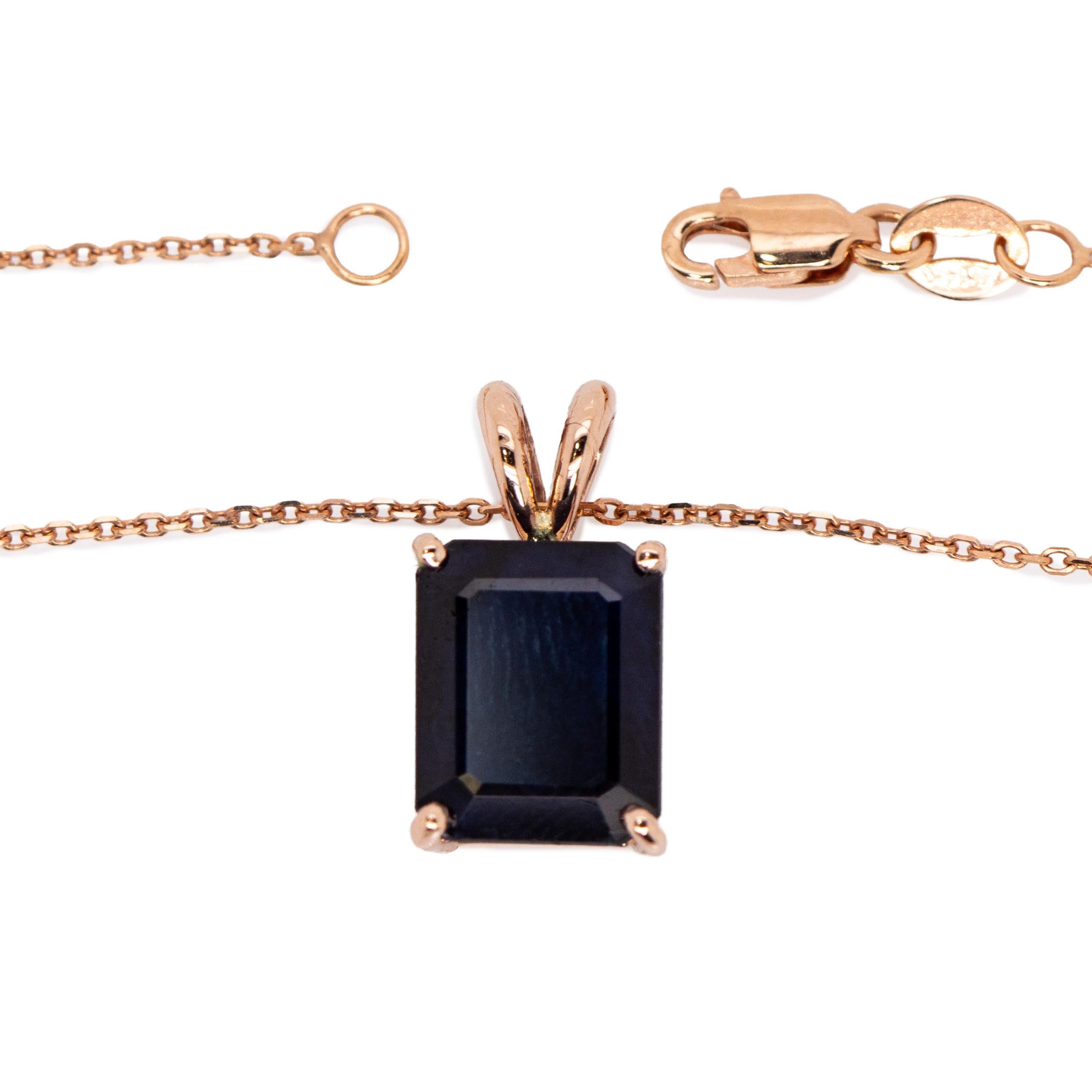 3.3cts, 10x8mm - Midnight Blue Sapphire Solitaire Pendant in Solid 14K Rose Gold (Art déco) im Angebot