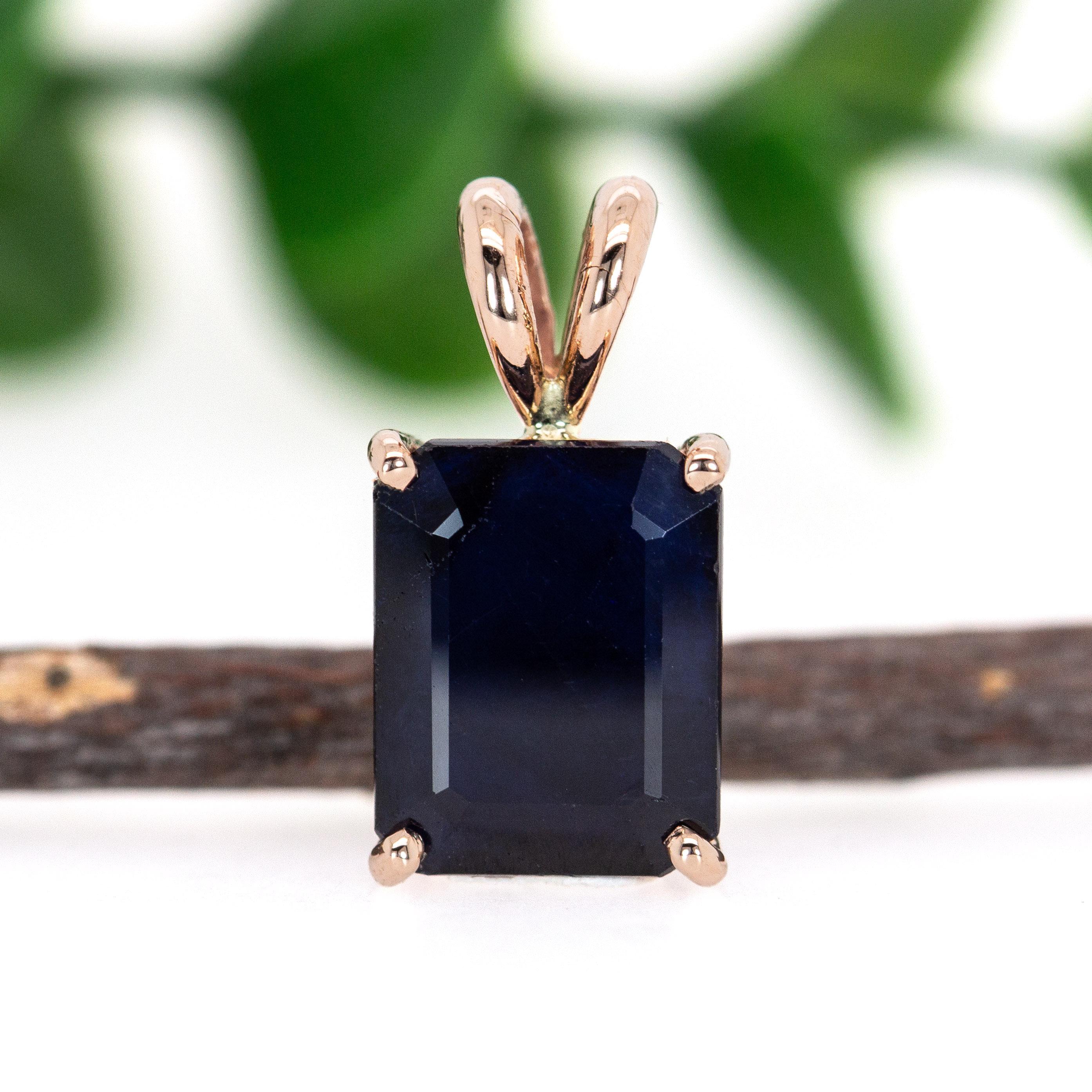 3.3cts, 10x8mm - Midnight Blue Sapphire Solitaire Pendant in Solid 14K Rose Gold (Smaragdschliff) im Angebot