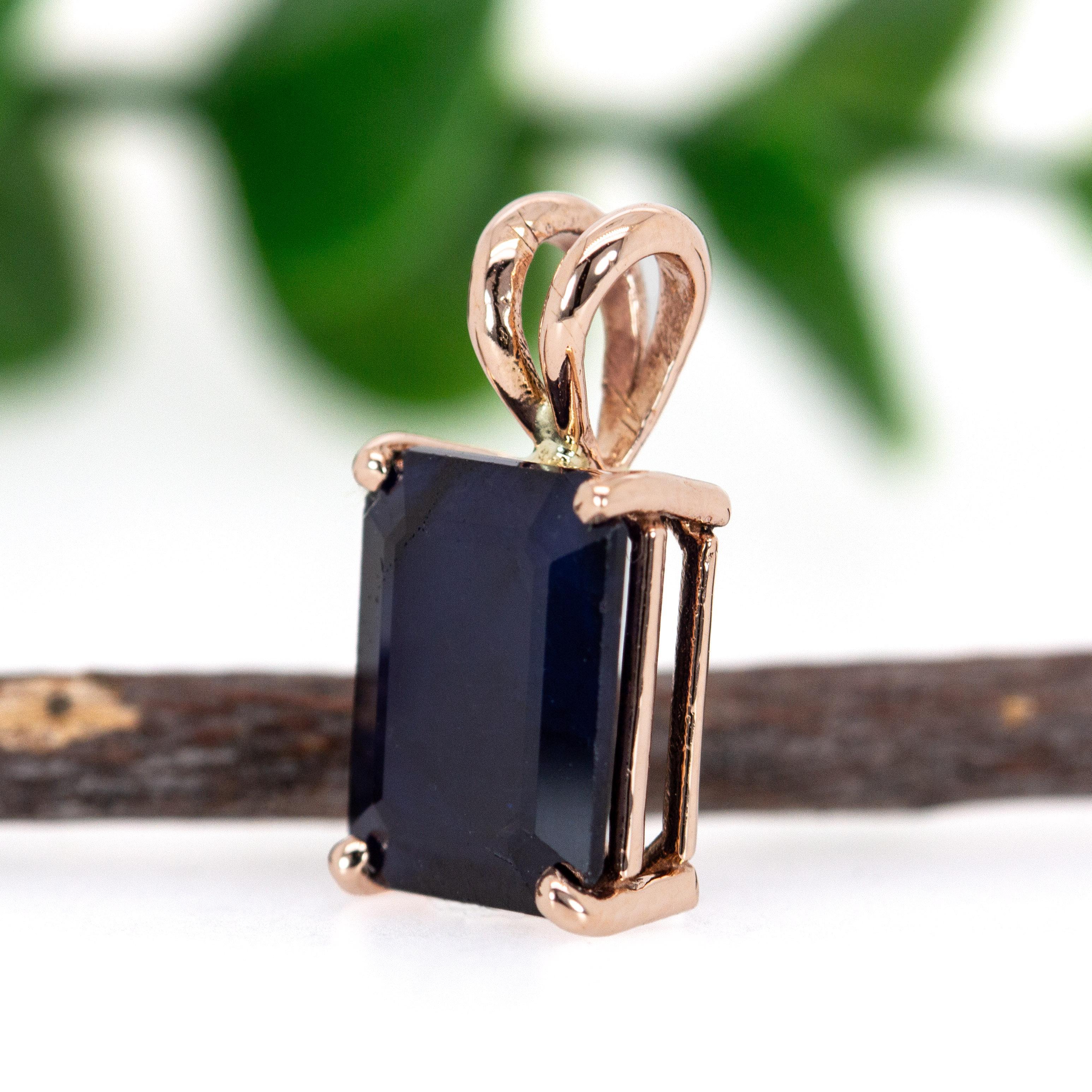 3.3cts, 10x8mm - Midnight Blue Sapphire Solitaire Pendant in Solid 14K Rose Gold im Zustand „Neu“ im Angebot in Columbus, OH