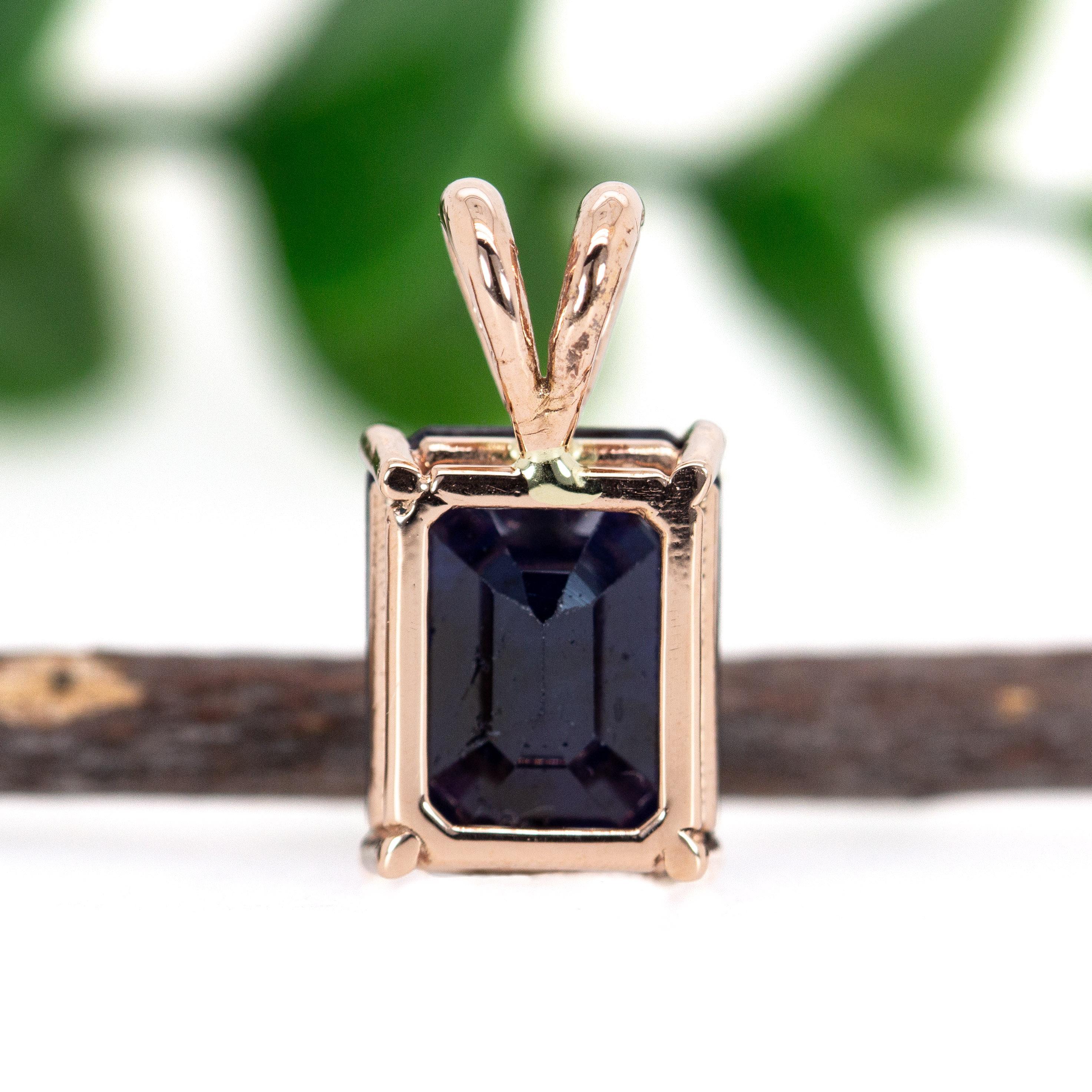 3.3cts, 10x8mm - Midnight Blue Sapphire Solitaire Pendant in Solid 14K Rose Gold Damen im Angebot