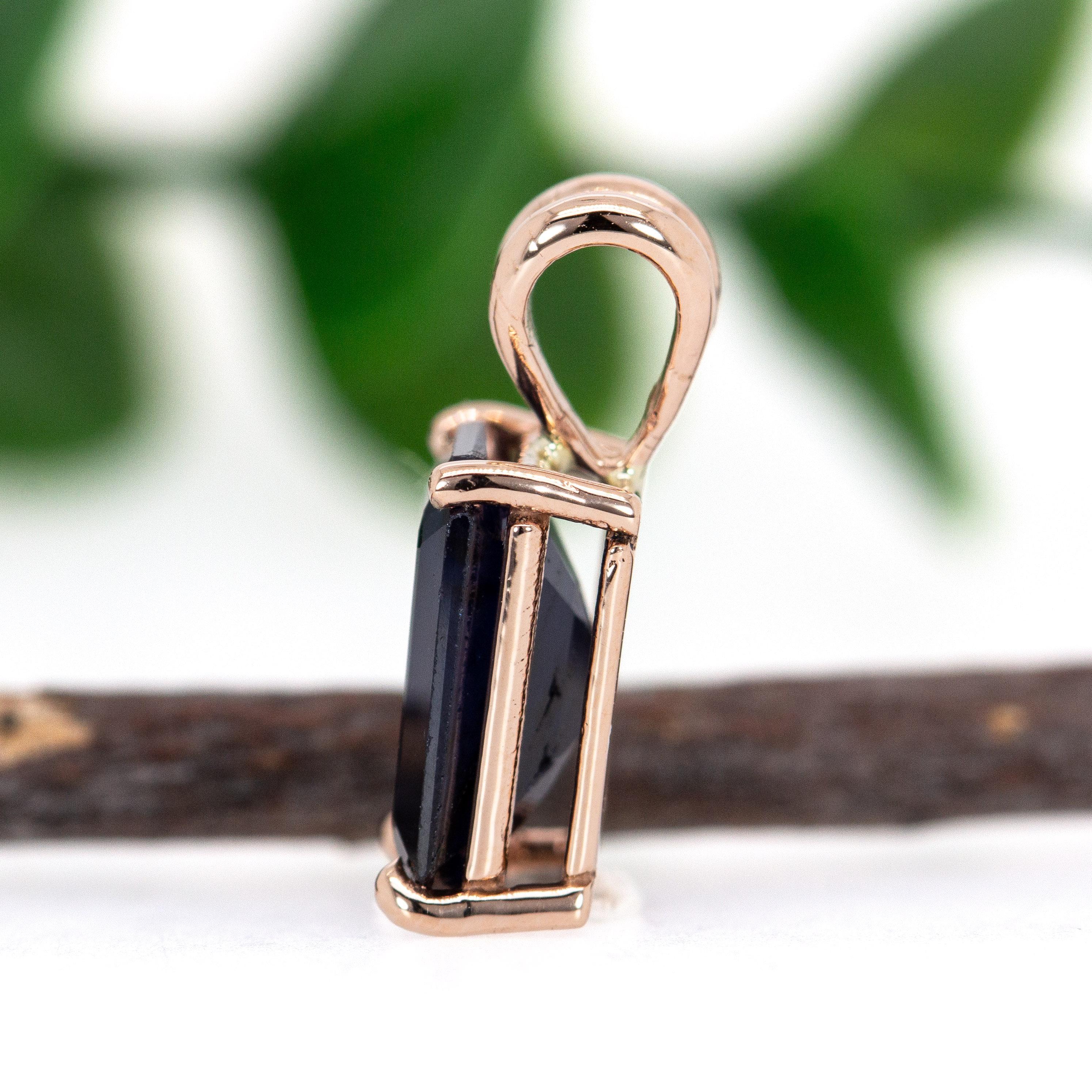 3.3cts, 10x8mm - Midnight Blue Sapphire Solitaire Pendant in Solid 14K Rose Gold im Angebot 1