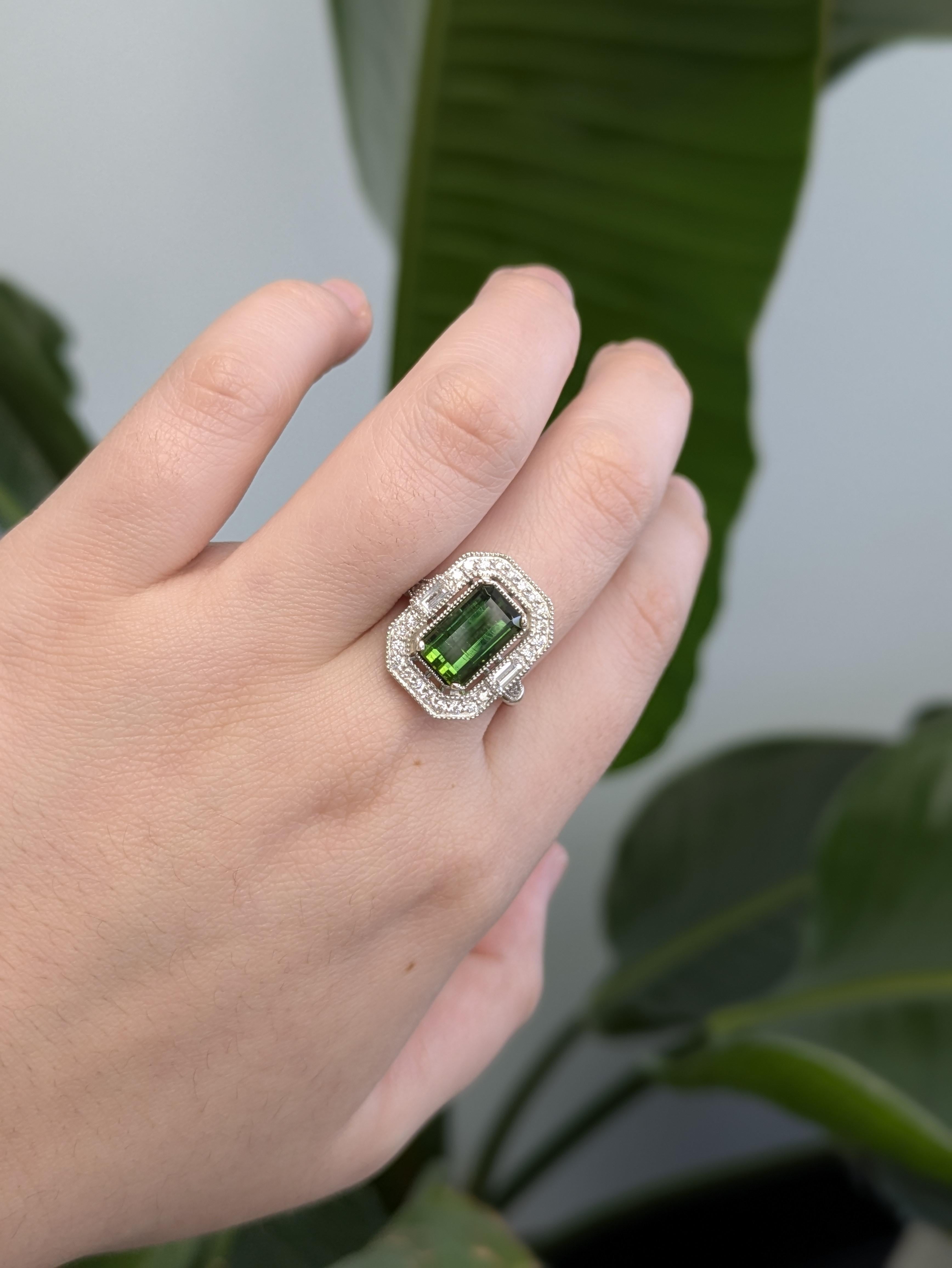 Questo elegante anello presenta una rara tormalina cromata dal taglio smeraldo, incorniciata da accenti di diamanti naturali per una maggiore brillantezza. Incastonato in oro bianco massiccio 14k, è un pezzo senza tempo con una ricca e vibrante