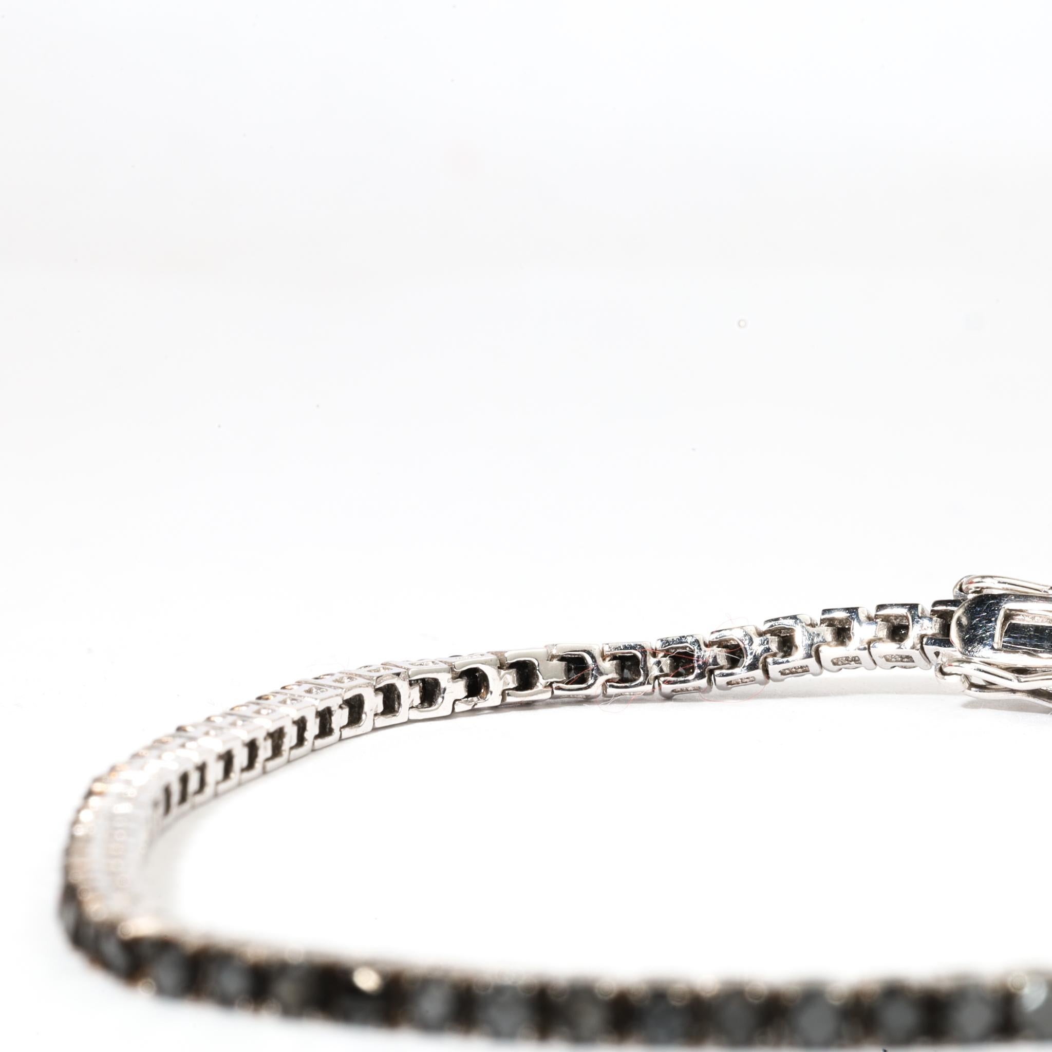 💎 Description du produit :
En gras. Mystérieux. D'une élégance irrésistible. Ce bracelet de tennis en diamant noir naturel est l'incarnation de la sophistication moderne et de l'allure intemporelle. Avec environ 3,3 carats de diamants noirs ronds