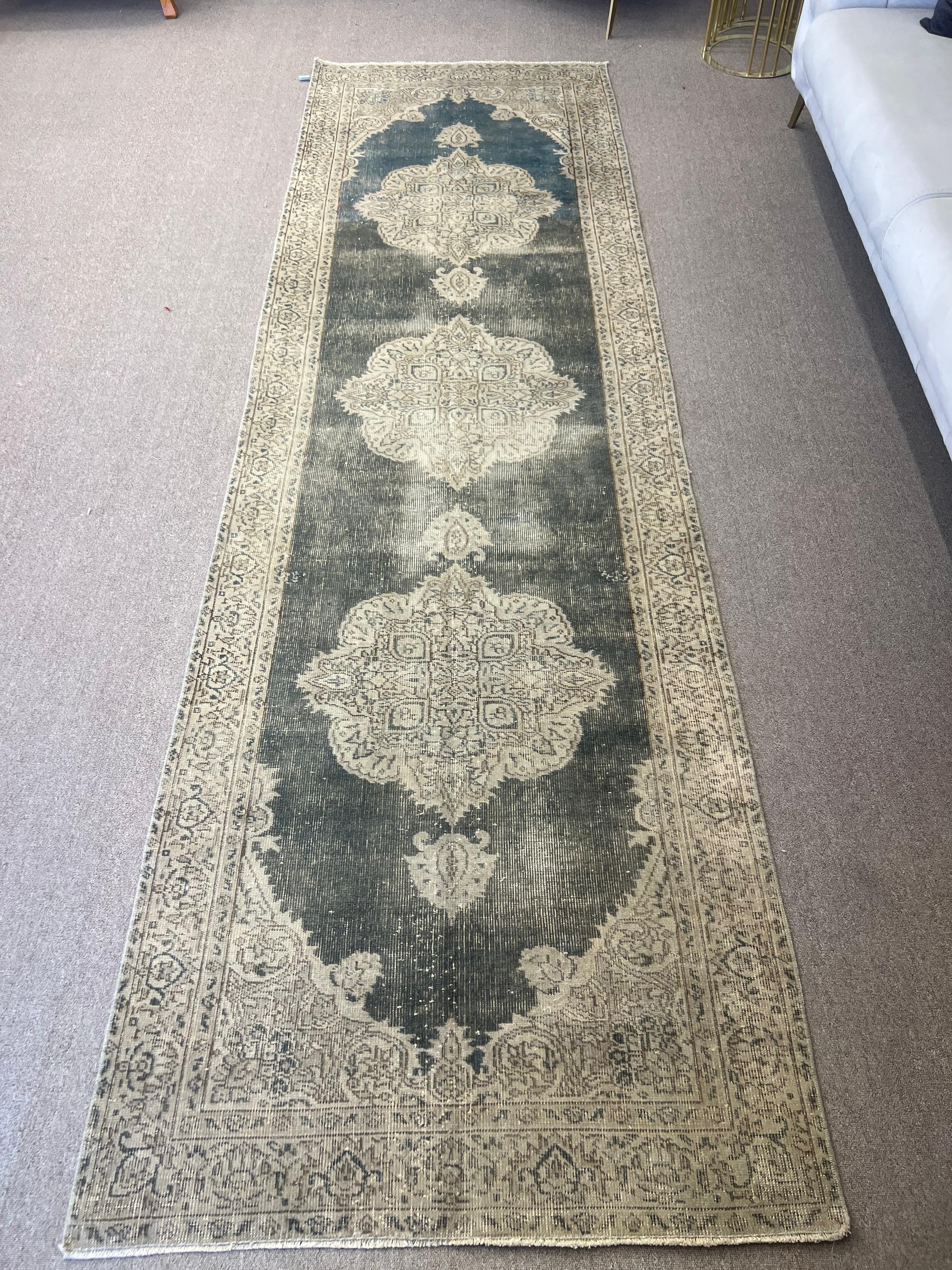 3.3x10.7 Ft verblasste anatolische Oushak Flur Läufer Teppich, Vintage Flur Teppich im Angebot 3