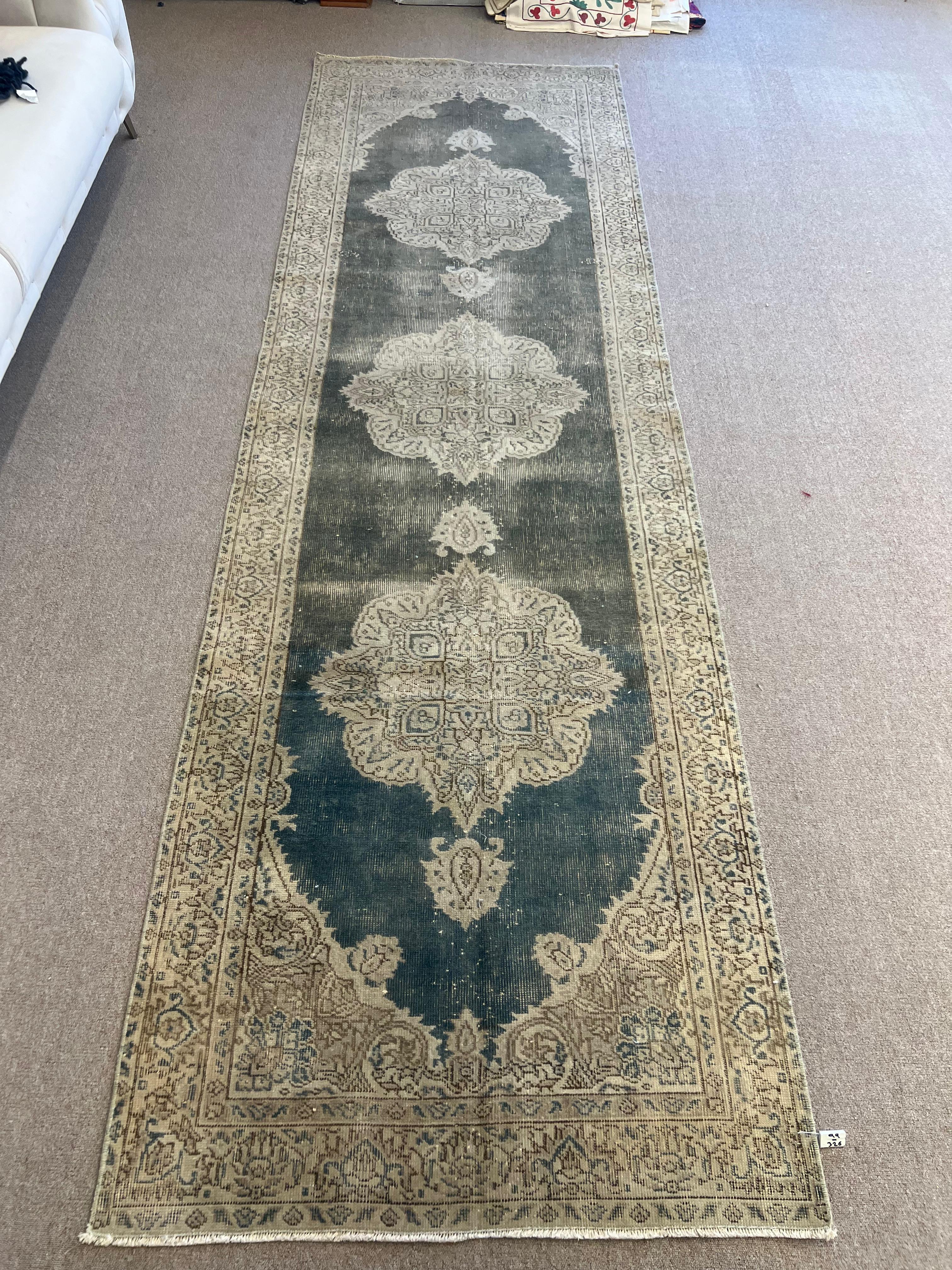 3.3x10.7 Ft verblasste anatolische Oushak Flur Läufer Teppich, Vintage Flur Teppich im Angebot 4