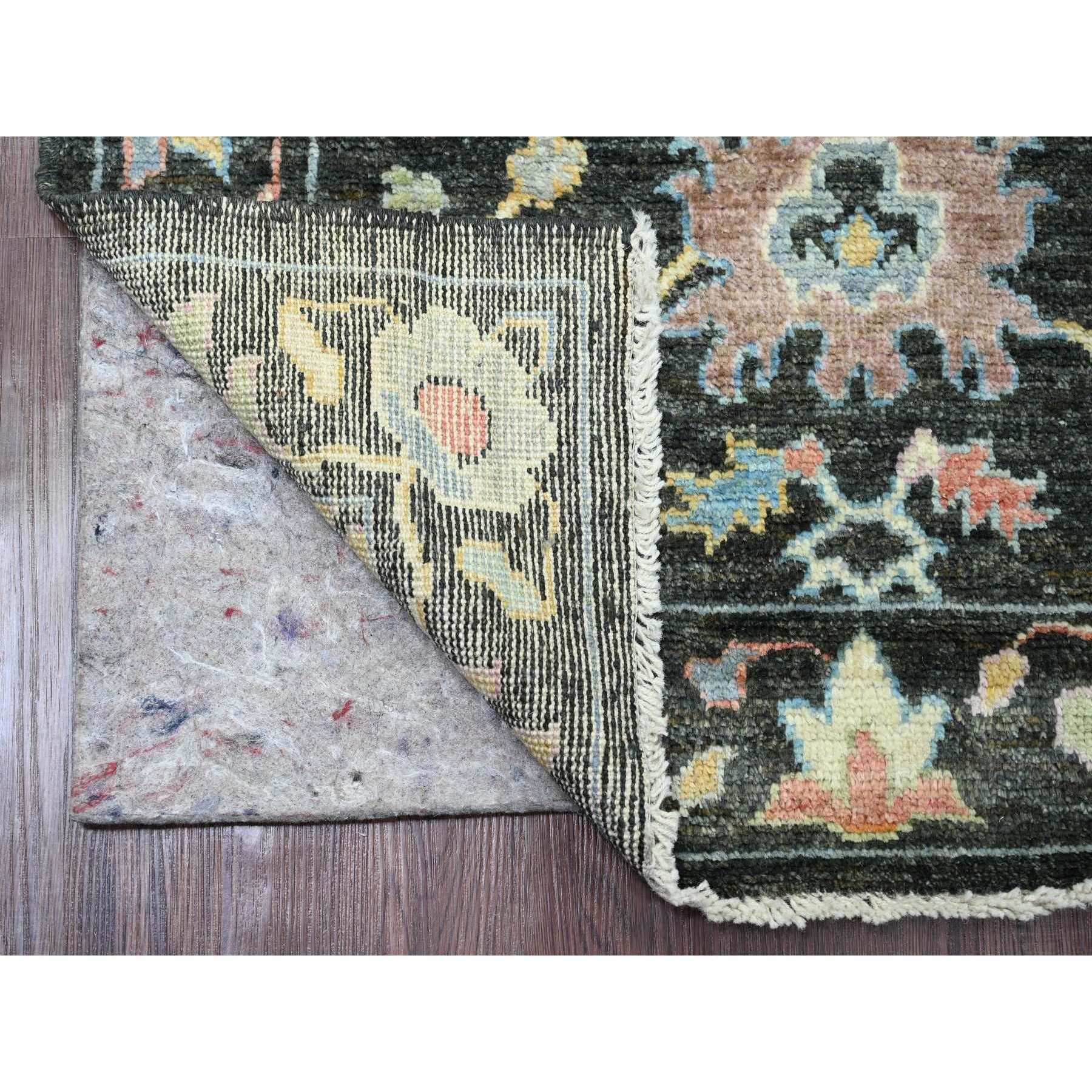Noir anthracite, Afghan Angora Oushak avec motif de feuilles colorées, noué à la main, teintures végétales, 100% laine, chemin de table, tapis d'Orient
Matières premières : Laine
Latex : Pas de poils 
hauteur : 0,25 pouces
Style :