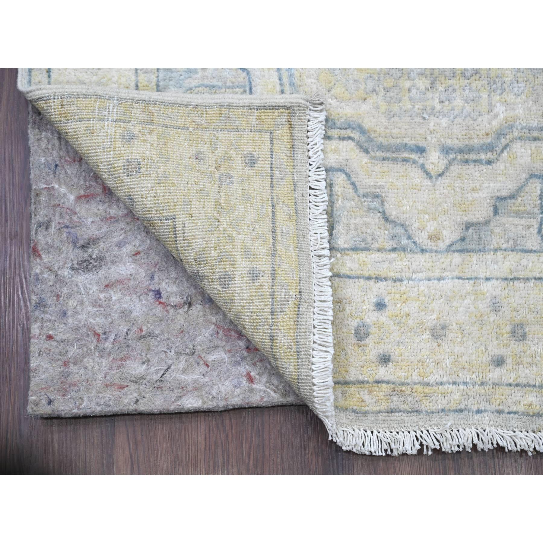 Gris pastel, motif de la dynastie Mamluke du 14e siècle avec médaillon géométrique, noué à la main, 100 % laine, couloir XL, tapis d'Orient
Matières premières : Laine
Latex : Pas de poils 
hauteur : 0,25 pouces
Style : Traditionnel
Couleur primaire