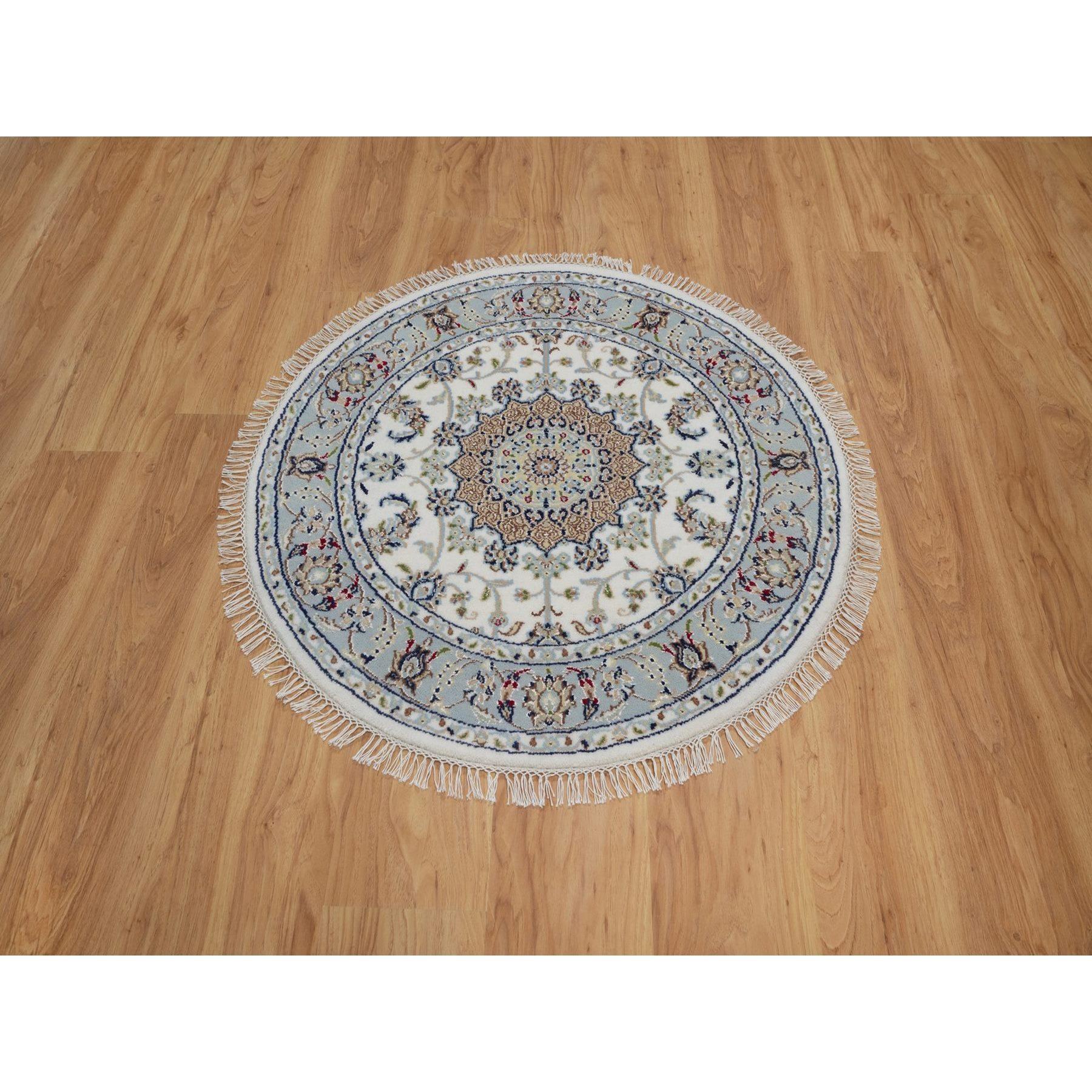 Daisy White, Nain con Diseño de Medallón de Flores, Anudada a Mano, 250 KPSI, Pelo Suave, Lana y Seda, Redonda, Alfombra Oriental<br /><br />Materiales Primarios: Lana y sedaLátex: NoAltura del pelo: 0,25 pulgadasEstilo: TradicionalColor principal: