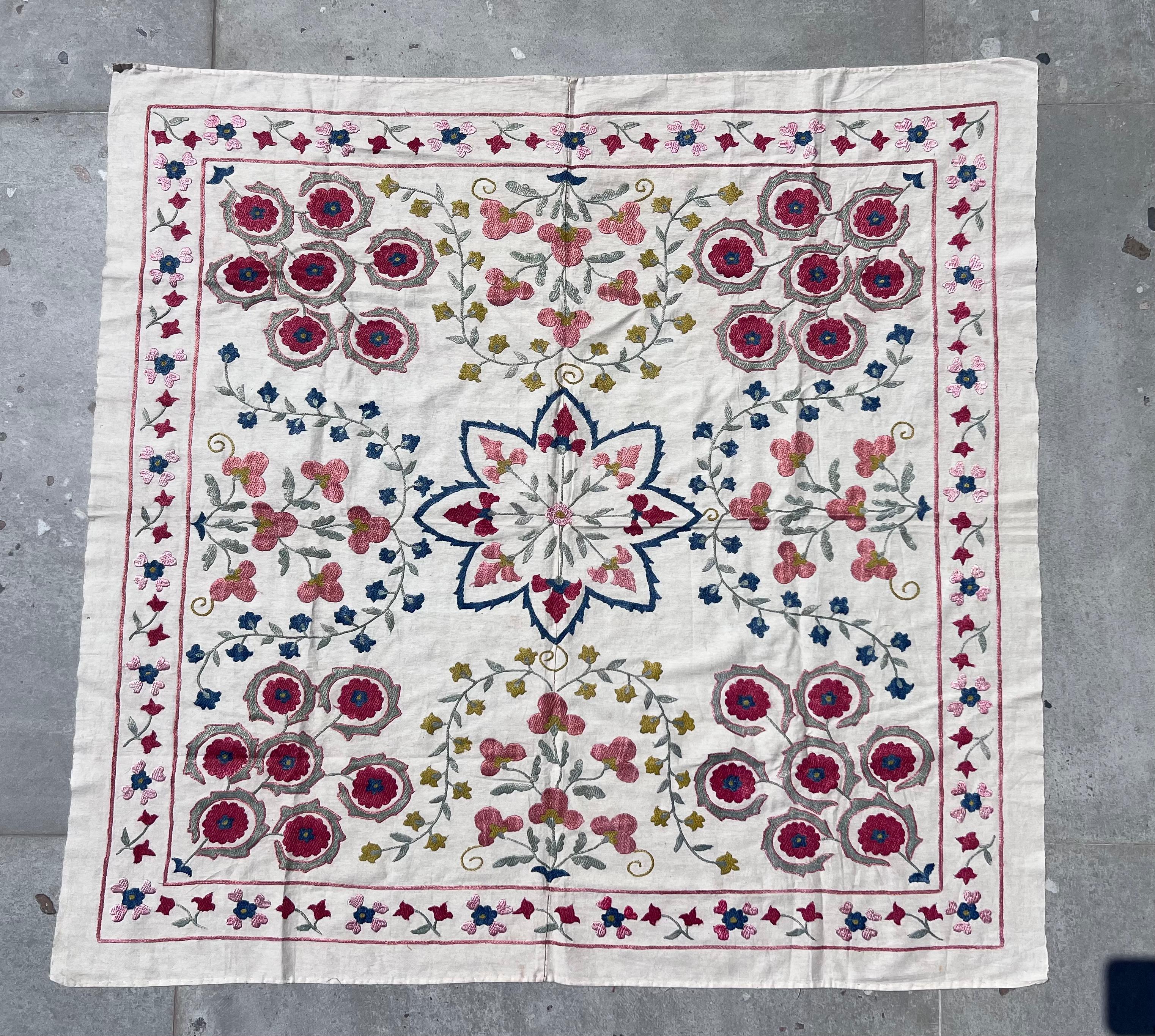 3.3x3,5 Ft C. Asiatisch bestickter Wandbehang. Tischdecken, Sofaabdeckung, Sofabrenner (Baumwolle) im Angebot
