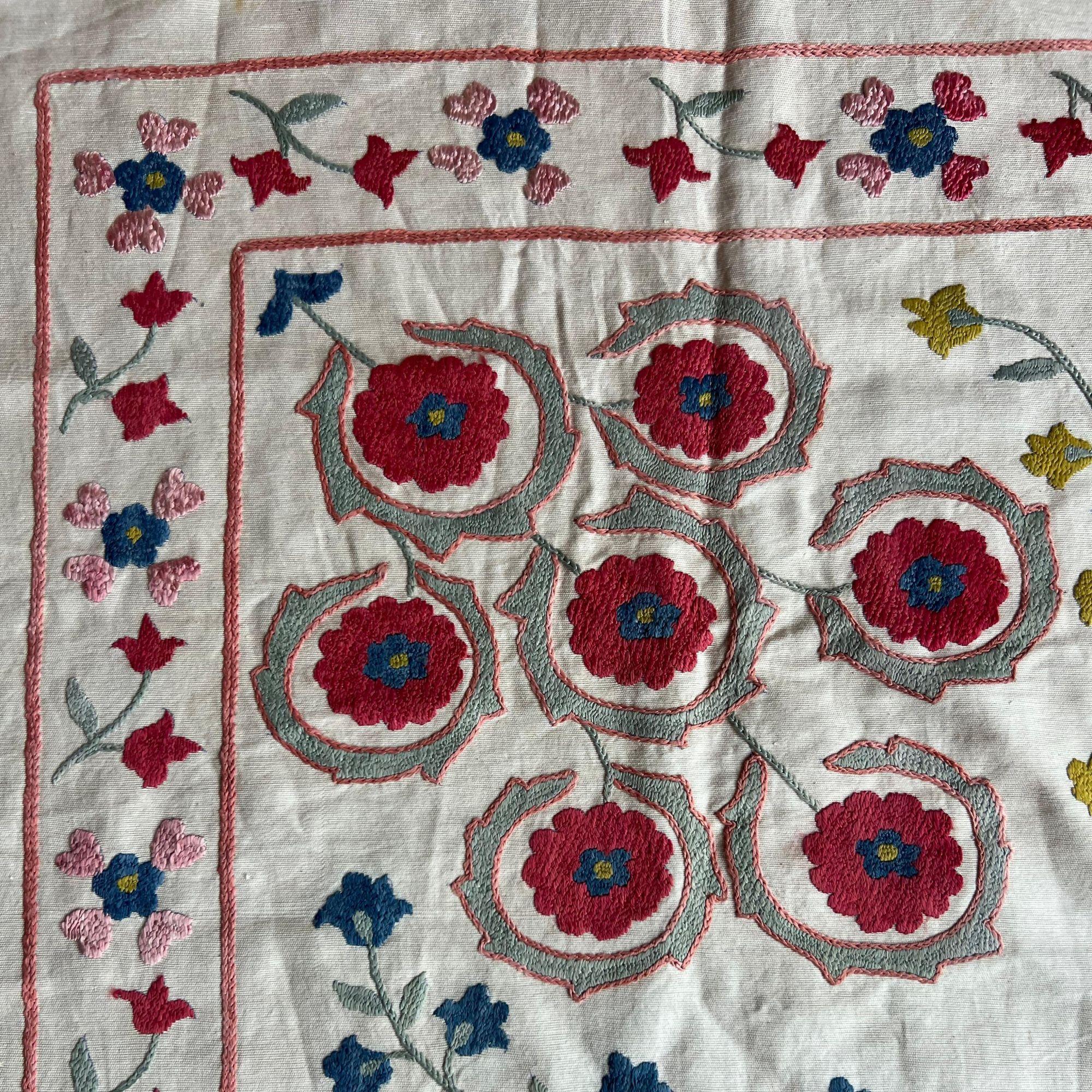 3.3x3,5 Ft C. Asiatisch bestickter Wandbehang. Tischdecken, Sofaabdeckung, Sofabrenner (Suzani) im Angebot