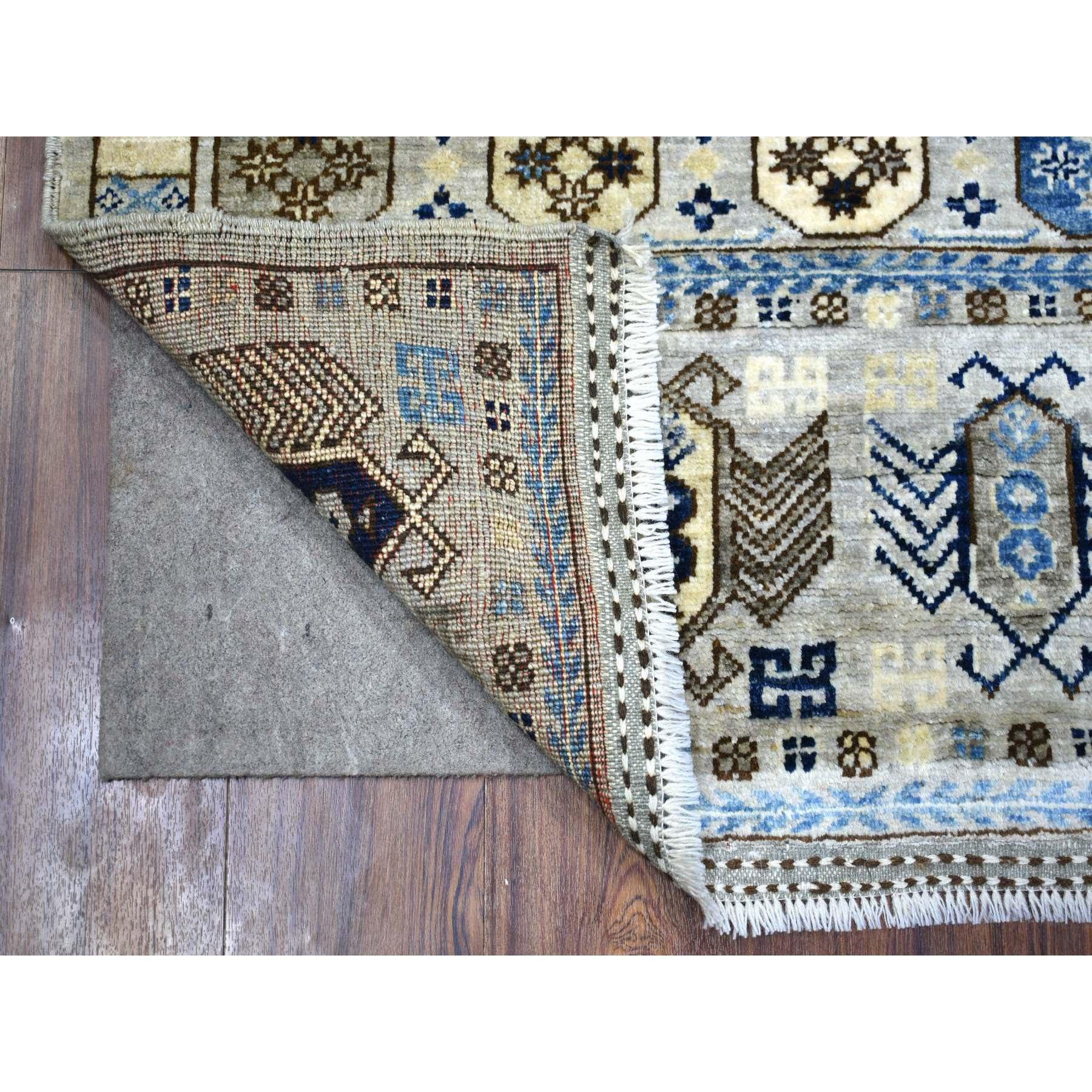 Se trata de una auténtica alfombra oriental de lana gris, anudada a mano con tintes naturales, de diseño tribal, suave y brillante. Ha sido anudada durante meses y meses con técnicas artesanales de tejido centenarias por expertos