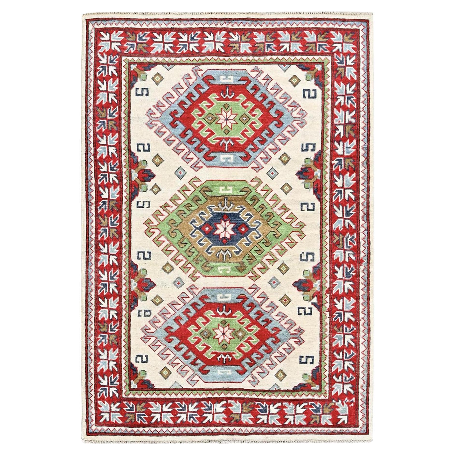 3'3 "x4'10" Elfenbeinfarbener Kazak mit geometrischen Medaillons Design Handgeknüpfter Wollteppich