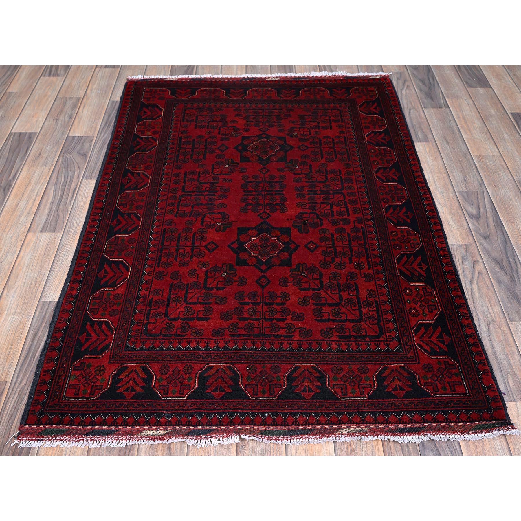 Rojo Carmesí, Khamyab Afgana con Motivos Tribales, Anudada a Mano, Suave 100% Lana, Tintes Naturales, Alfombra Oriental
Materiales primarios: Lana
Látex: Sin pelo 
altura: 0,25 Pulgadas
Estilo: Tradicional
Color principal: Rojo
Colores secundarios: