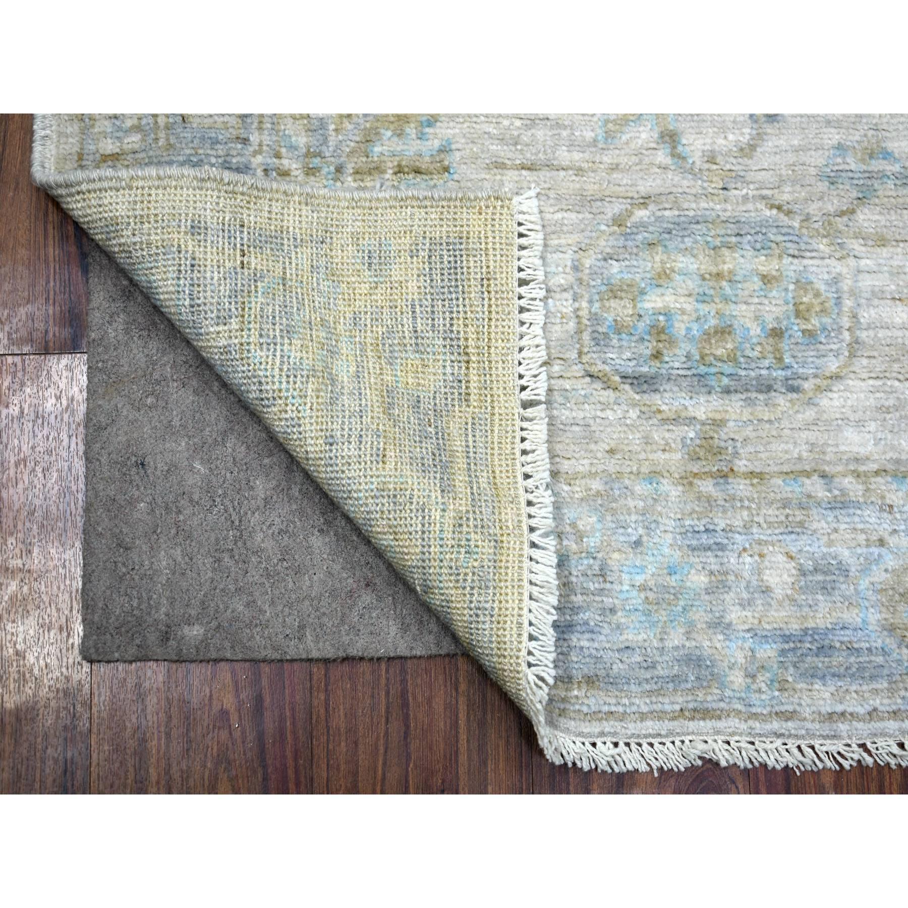 Il s'agit d'un véritable tapis d'Orient Taupe, noué à la main, Afghan Angora Oushak with Leaf Design, noué à la main, en laine veloutée, unique en son genre. Il a été noué pendant des mois et des mois selon des techniques de tissage séculaires par