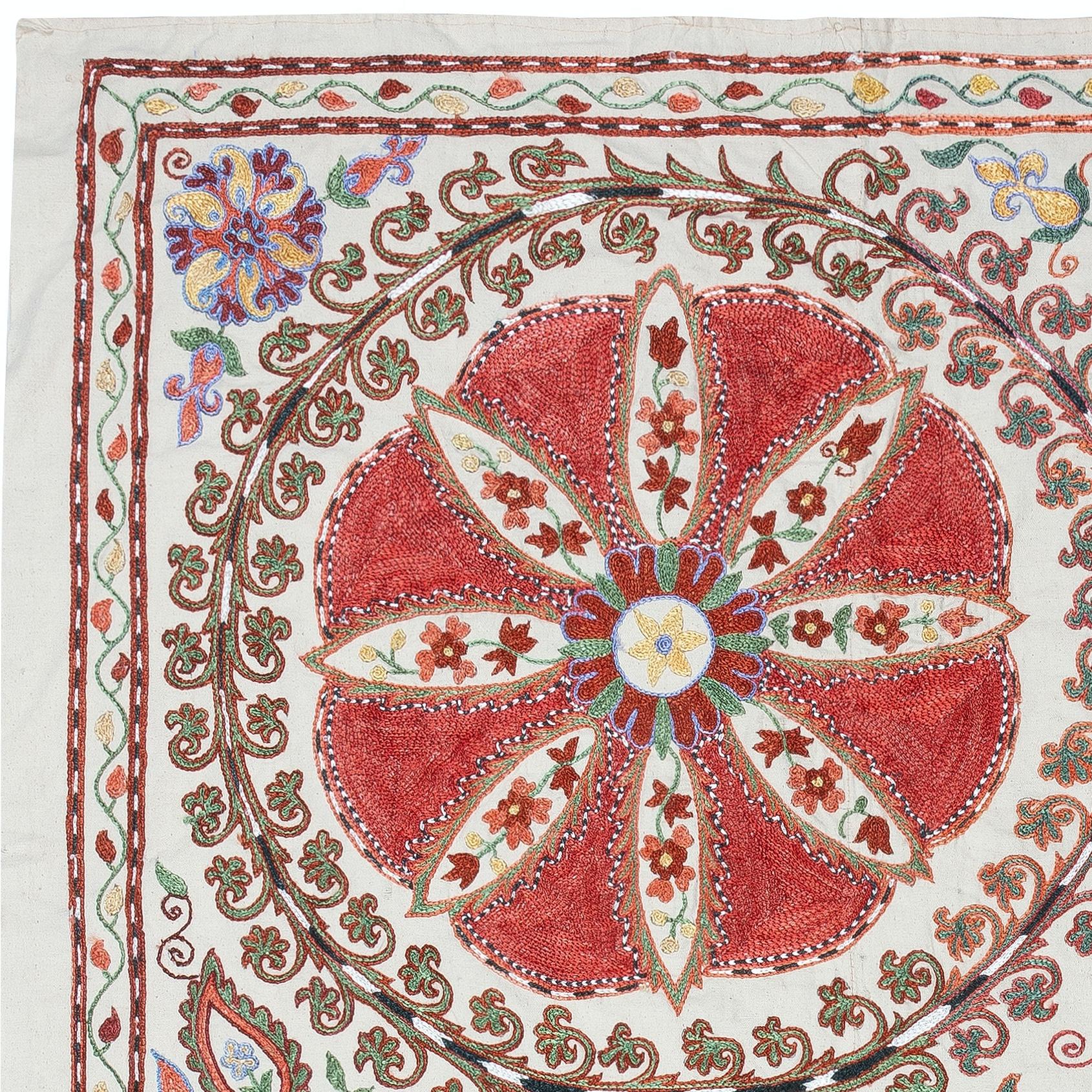 Ti presentiamo il nostro nuovo e squisito appeso da parete ricamato a mano suzani, un pezzo accattivante che combina l'artigianato antico con l'arte moderna. Questa stoffa ricamata non è solo un lancio suzani, ma anche un'eccezionale applique suzani