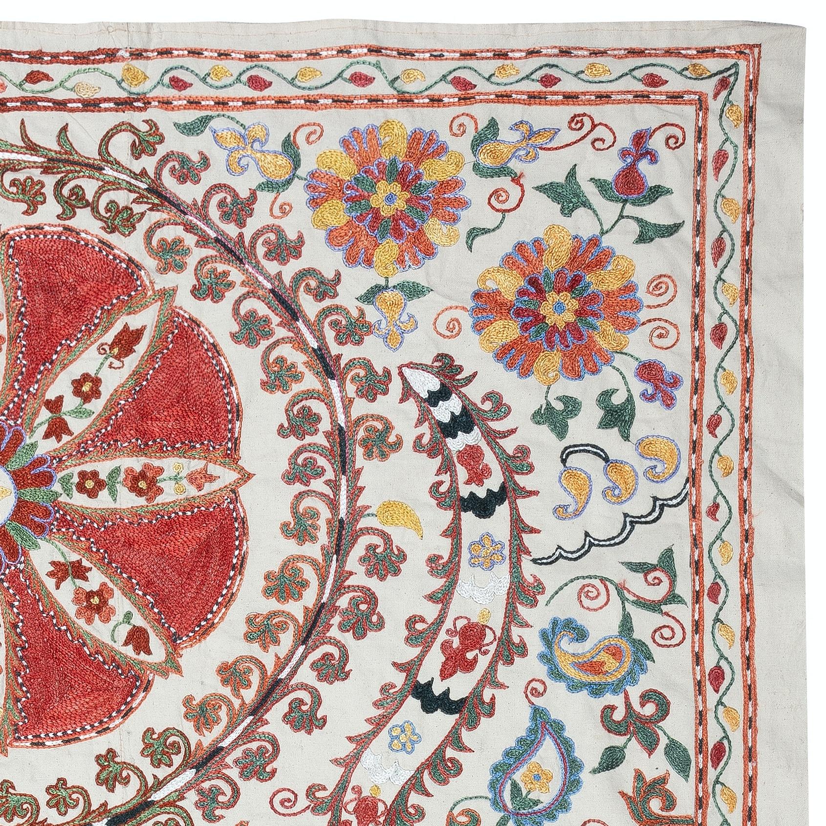 Suzani 3,3x4,6 Ft Arte da parete con aghi. Appendiabiti da parete in seta ricamata. Tovaglia moderna in vendita