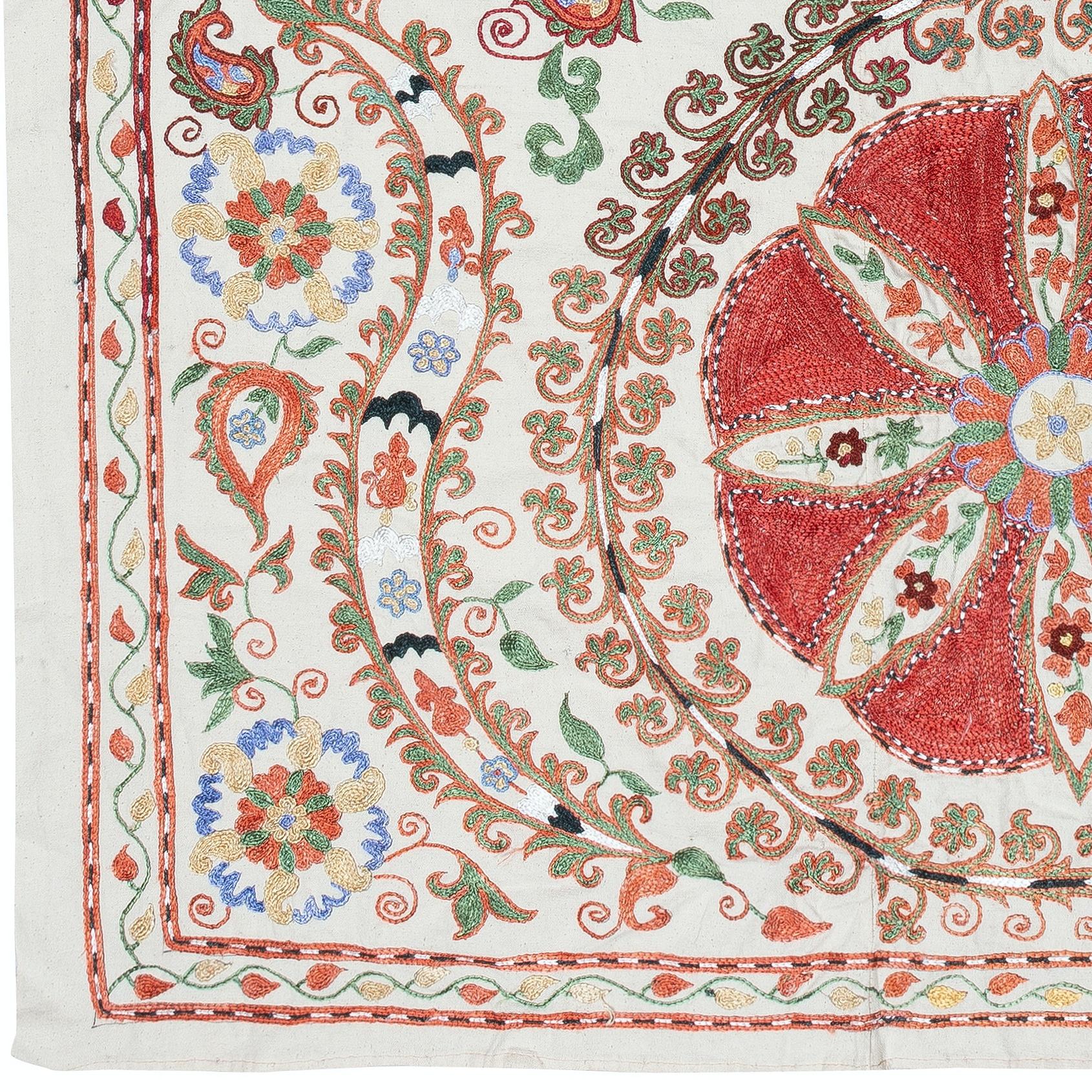 Centroasiatico 3,3x4,6 Ft Arte da parete con aghi. Appendiabiti da parete in seta ricamata. Tovaglia moderna in vendita