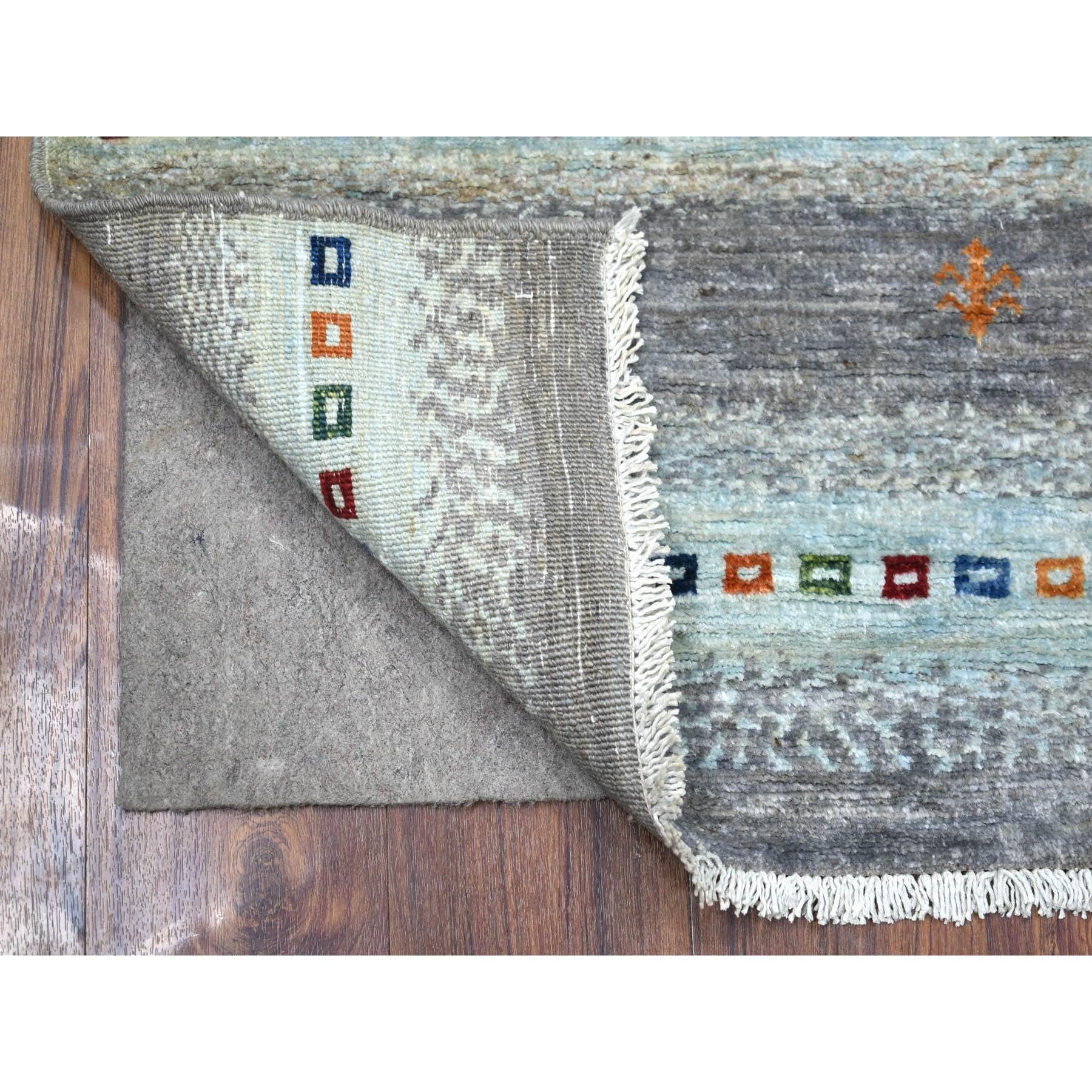 Dies ist eine wirklich echte one-of-a-kind Shades of Gray, Afghan Kashkuli Gabbeh mit kleinen Kamelfiguren, handgeknüpft, reine Wolle Orientteppich. Es wurde monatelang in jahrhundertealten Webtechniken von Experten geknüpft.
Primäre MATERIALIEN: