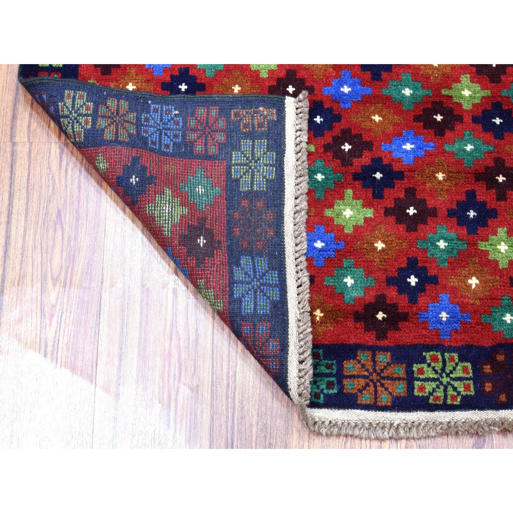 Si tratta di un autentico tappeto orientale afghano Baluch annodato a mano in pura lana, dal design unico e colorato. È stato tessuto per mesi e mesi secondo le secolari tecniche di tessitura persiane da esperti artigiani.
Materiali primari: